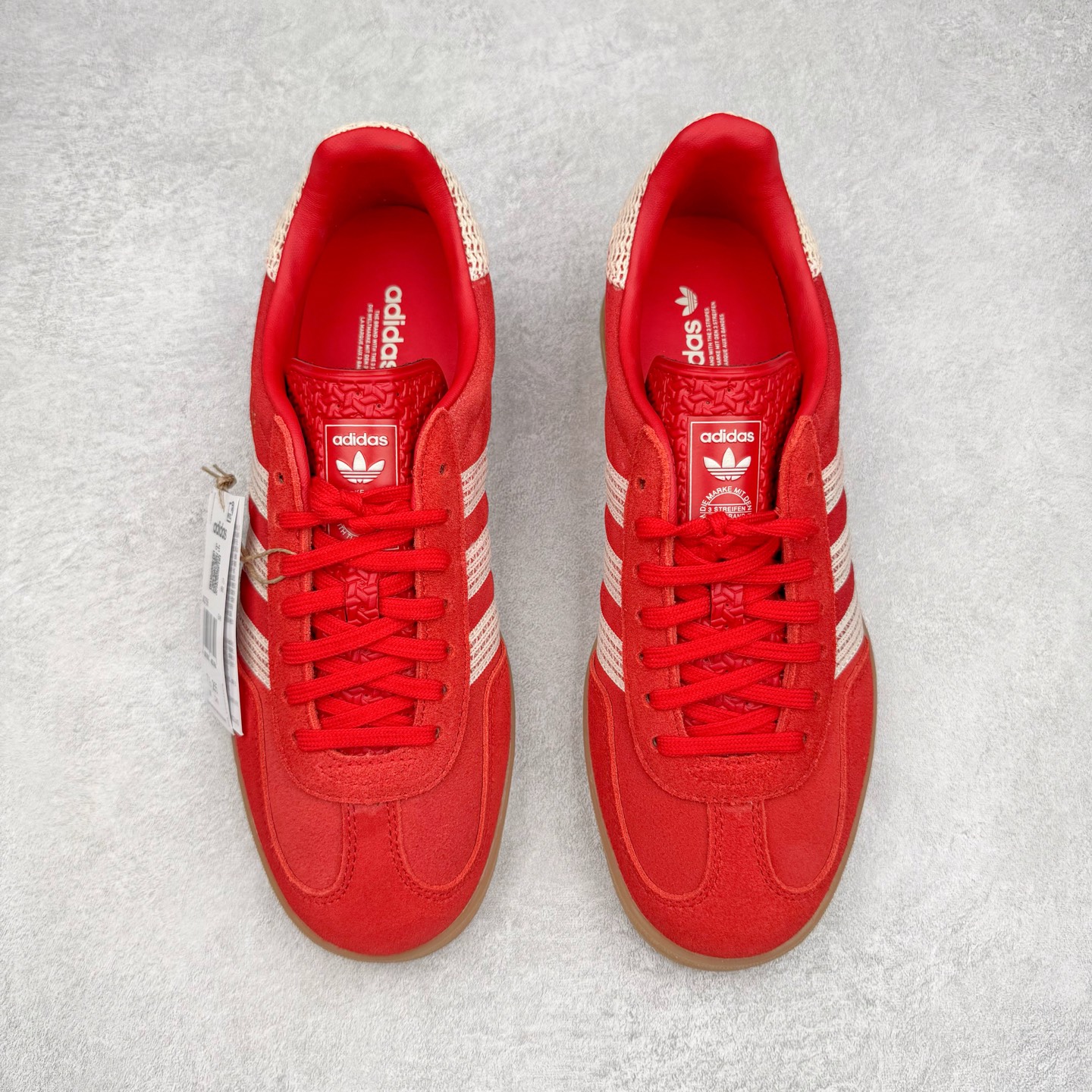 图片[2]-＃KZ神版 AD Original Gazelle Indoor Trainers 瞪羚室内鞋系列低帮复古百搭休闲运动德训风板鞋 JI2756 独家前帮工艺加持 全套原纸板楦头开发 每道工序同步公司流程 确保原汁原味 完美呈现原鞋版型 原厂高频磨具加持 精准内部资源对接 Logo字体百分百还原 原厂特供纳米纤维板 区别市面劣质纸板中底 原厂海玻璃鞋垫 中置乳胶足弓支撑垫 正确3/2横条宽版背胶 一比一鞋头弧度高度鞋身弧度 烫金亮度高频深浅同步原鞋 独家私模最大47.5 半透明橡胶大底 原厂定制长毛翻毛皮组合环保纤维革鞋面 原厂港宝加持定型后跟R度完美 原厂高频磨具加持 Logo字体 凹凸明显 轮廓分明 描漆定位精准 三道杠为尖角45°锯齿状 高频立体感很强 区别圆形锯齿 已最大程度还原公司 欢迎对比 将复古进行到底 简约流畅 三十年不变经典 这款Gazelle运动鞋 无论面料、配色、质感或设计 都只在重现其1991年原款的经典 皮革鞋面 撞色三条纹和鞋跟标的设计 力求呈现90年代的经典复古风潮 Samba火热的同时 也带动了其它的复古鞋型 Gazelle便是其中一只 Gazelle Indoor拥有包边更宽的T字型鞋头 更好的保护运动员的前掌 浓浓的复古氛围感 非常适合现在流行的Cleanfit风格 尺码：35.5 36 36.5 37 38 38.5 39 40 40.5 41 42 42.5 43 44-选品中心