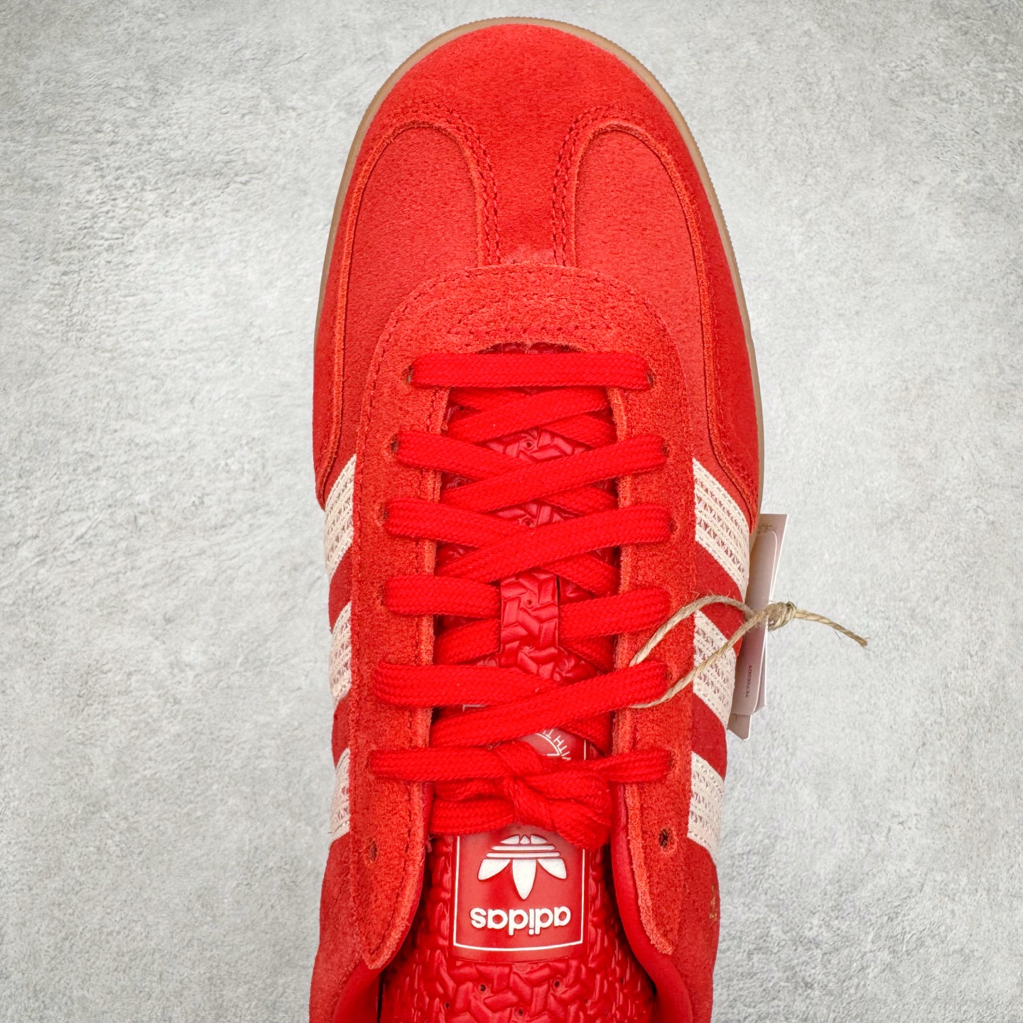 图片[4]-＃KZ神版 AD Original Gazelle Indoor Trainers 瞪羚室内鞋系列低帮复古百搭休闲运动德训风板鞋 JI2756 独家前帮工艺加持 全套原纸板楦头开发 每道工序同步公司流程 确保原汁原味 完美呈现原鞋版型 原厂高频磨具加持 精准内部资源对接 Logo字体百分百还原 原厂特供纳米纤维板 区别市面劣质纸板中底 原厂海玻璃鞋垫 中置乳胶足弓支撑垫 正确3/2横条宽版背胶 一比一鞋头弧度高度鞋身弧度 烫金亮度高频深浅同步原鞋 独家私模最大47.5 半透明橡胶大底 原厂定制长毛翻毛皮组合环保纤维革鞋面 原厂港宝加持定型后跟R度完美 原厂高频磨具加持 Logo字体 凹凸明显 轮廓分明 描漆定位精准 三道杠为尖角45°锯齿状 高频立体感很强 区别圆形锯齿 已最大程度还原公司 欢迎对比 将复古进行到底 简约流畅 三十年不变经典 这款Gazelle运动鞋 无论面料、配色、质感或设计 都只在重现其1991年原款的经典 皮革鞋面 撞色三条纹和鞋跟标的设计 力求呈现90年代的经典复古风潮 Samba火热的同时 也带动了其它的复古鞋型 Gazelle便是其中一只 Gazelle Indoor拥有包边更宽的T字型鞋头 更好的保护运动员的前掌 浓浓的复古氛围感 非常适合现在流行的Cleanfit风格 尺码：35.5 36 36.5 37 38 38.5 39 40 40.5 41 42 42.5 43 44-选品中心