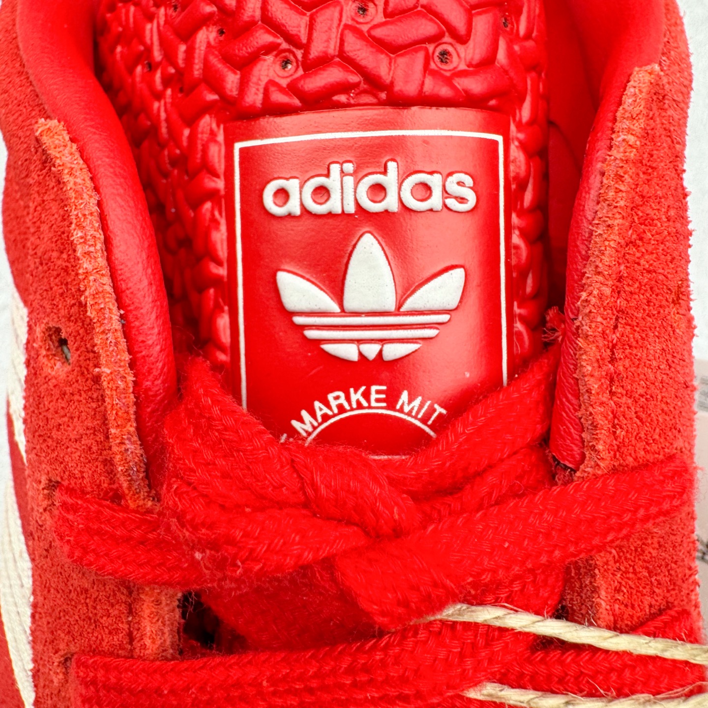 图片[13]-＃KZ神版 AD Original Gazelle Indoor Trainers 瞪羚室内鞋系列低帮复古百搭休闲运动德训风板鞋 JI2756 独家前帮工艺加持 全套原纸板楦头开发 每道工序同步公司流程 确保原汁原味 完美呈现原鞋版型 原厂高频磨具加持 精准内部资源对接 Logo字体百分百还原 原厂特供纳米纤维板 区别市面劣质纸板中底 原厂海玻璃鞋垫 中置乳胶足弓支撑垫 正确3/2横条宽版背胶 一比一鞋头弧度高度鞋身弧度 烫金亮度高频深浅同步原鞋 独家私模最大47.5 半透明橡胶大底 原厂定制长毛翻毛皮组合环保纤维革鞋面 原厂港宝加持定型后跟R度完美 原厂高频磨具加持 Logo字体 凹凸明显 轮廓分明 描漆定位精准 三道杠为尖角45°锯齿状 高频立体感很强 区别圆形锯齿 已最大程度还原公司 欢迎对比 将复古进行到底 简约流畅 三十年不变经典 这款Gazelle运动鞋 无论面料、配色、质感或设计 都只在重现其1991年原款的经典 皮革鞋面 撞色三条纹和鞋跟标的设计 力求呈现90年代的经典复古风潮 Samba火热的同时 也带动了其它的复古鞋型 Gazelle便是其中一只 Gazelle Indoor拥有包边更宽的T字型鞋头 更好的保护运动员的前掌 浓浓的复古氛围感 非常适合现在流行的Cleanfit风格 尺码：35.5 36 36.5 37 38 38.5 39 40 40.5 41 42 42.5 43 44-选品中心