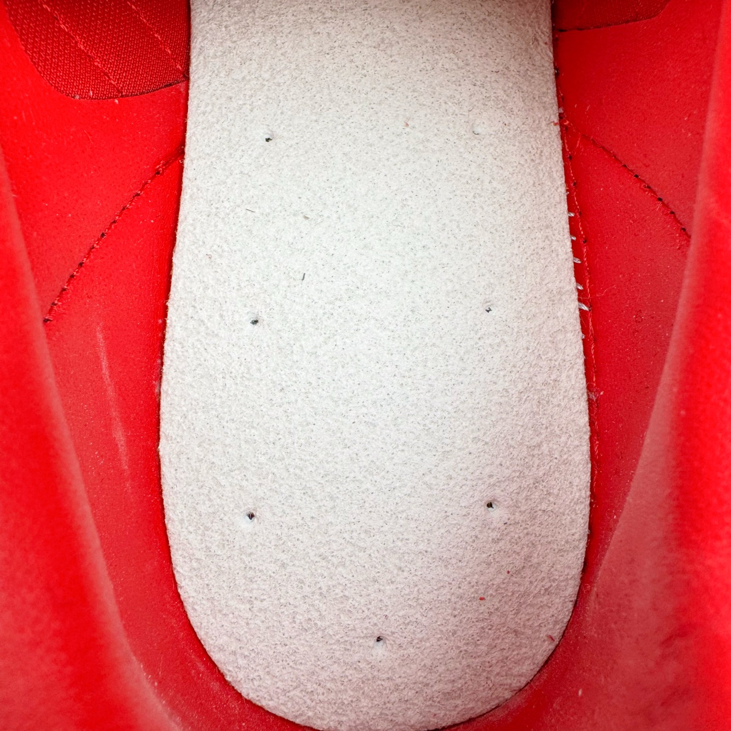 图片[10]-＃KZ神版 AD Original Gazelle Indoor Trainers 瞪羚室内鞋系列低帮复古百搭休闲运动德训风板鞋 JI2756 独家前帮工艺加持 全套原纸板楦头开发 每道工序同步公司流程 确保原汁原味 完美呈现原鞋版型 原厂高频磨具加持 精准内部资源对接 Logo字体百分百还原 原厂特供纳米纤维板 区别市面劣质纸板中底 原厂海玻璃鞋垫 中置乳胶足弓支撑垫 正确3/2横条宽版背胶 一比一鞋头弧度高度鞋身弧度 烫金亮度高频深浅同步原鞋 独家私模最大47.5 半透明橡胶大底 原厂定制长毛翻毛皮组合环保纤维革鞋面 原厂港宝加持定型后跟R度完美 原厂高频磨具加持 Logo字体 凹凸明显 轮廓分明 描漆定位精准 三道杠为尖角45°锯齿状 高频立体感很强 区别圆形锯齿 已最大程度还原公司 欢迎对比 将复古进行到底 简约流畅 三十年不变经典 这款Gazelle运动鞋 无论面料、配色、质感或设计 都只在重现其1991年原款的经典 皮革鞋面 撞色三条纹和鞋跟标的设计 力求呈现90年代的经典复古风潮 Samba火热的同时 也带动了其它的复古鞋型 Gazelle便是其中一只 Gazelle Indoor拥有包边更宽的T字型鞋头 更好的保护运动员的前掌 浓浓的复古氛围感 非常适合现在流行的Cleanfit风格 尺码：35.5 36 36.5 37 38 38.5 39 40 40.5 41 42 42.5 43 44-选品中心