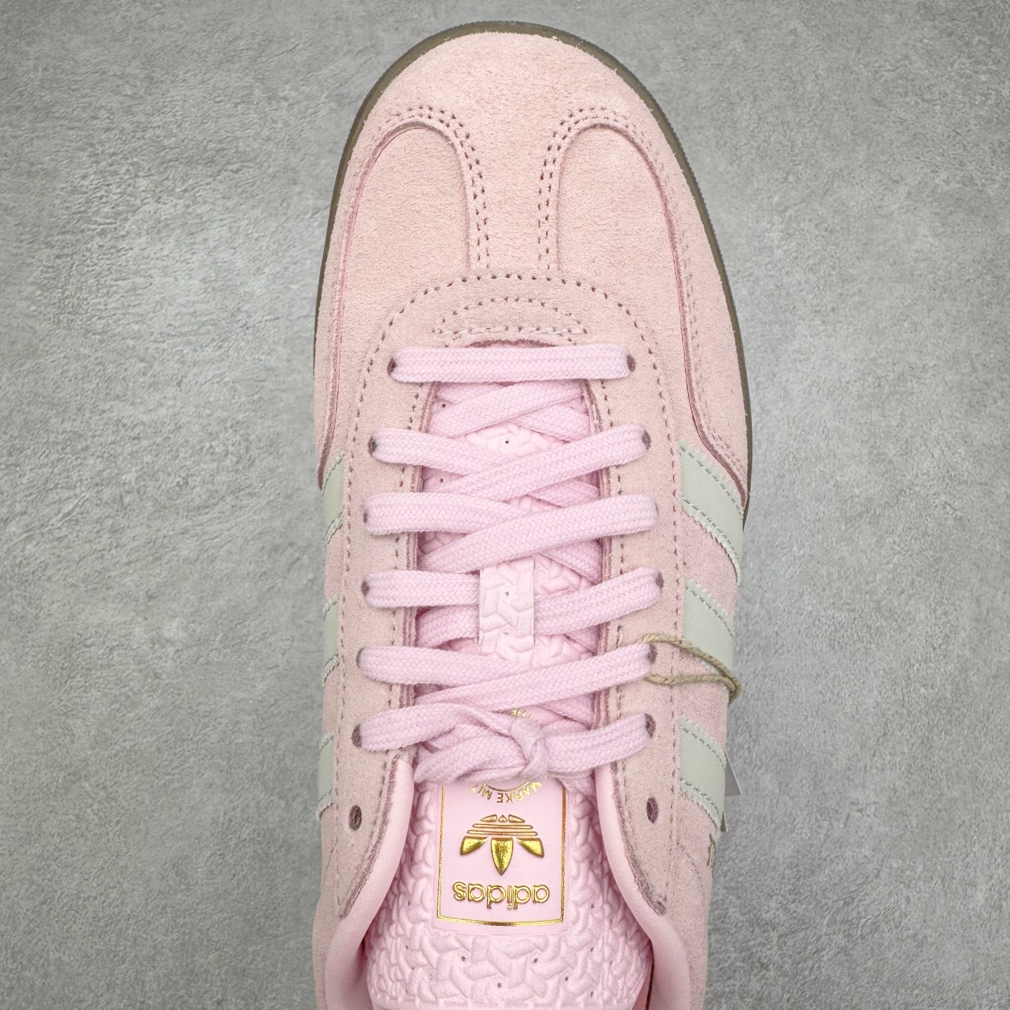 图片[4]-＃KZ神版 AD Original Gazelle Indoor Trainers 瞪羚室内鞋系列低帮复古百搭休闲运动德训风板鞋 JI2716 独家前帮工艺加持 全套原纸板楦头开发 每道工序同步公司流程 确保原汁原味 完美呈现原鞋版型 原厂高频磨具加持 精准内部资源对接 Logo字体百分百还原 原厂特供纳米纤维板 区别市面劣质纸板中底 原厂海玻璃鞋垫 中置乳胶足弓支撑垫 正确3/2横条宽版背胶 一比一鞋头弧度高度鞋身弧度 烫金亮度高频深浅同步原鞋 独家私模最大47.5 半透明橡胶大底 原厂定制长毛翻毛皮组合环保纤维革鞋面 原厂港宝加持定型后跟R度完美 原厂高频磨具加持 Logo字体 凹凸明显 轮廓分明 描漆定位精准 三道杠为尖角45°锯齿状 高频立体感很强 区别圆形锯齿 已最大程度还原公司 欢迎对比 将复古进行到底 简约流畅 三十年不变经典 这款Gazelle运动鞋 无论面料、配色、质感或设计 都只在重现其1991年原款的经典 皮革鞋面 撞色三条纹和鞋跟标的设计 力求呈现90年代的经典复古风潮 Samba火热的同时 也带动了其它的复古鞋型 Gazelle便是其中一只 Gazelle Indoor拥有包边更宽的T字型鞋头 更好的保护运动员的前掌 浓浓的复古氛围感 非常适合现在流行的Cleanfit风格 尺码：35.5 36 36.5 37 38 38.5 39 40 40.5 41 42 42.5 43 44-选品中心