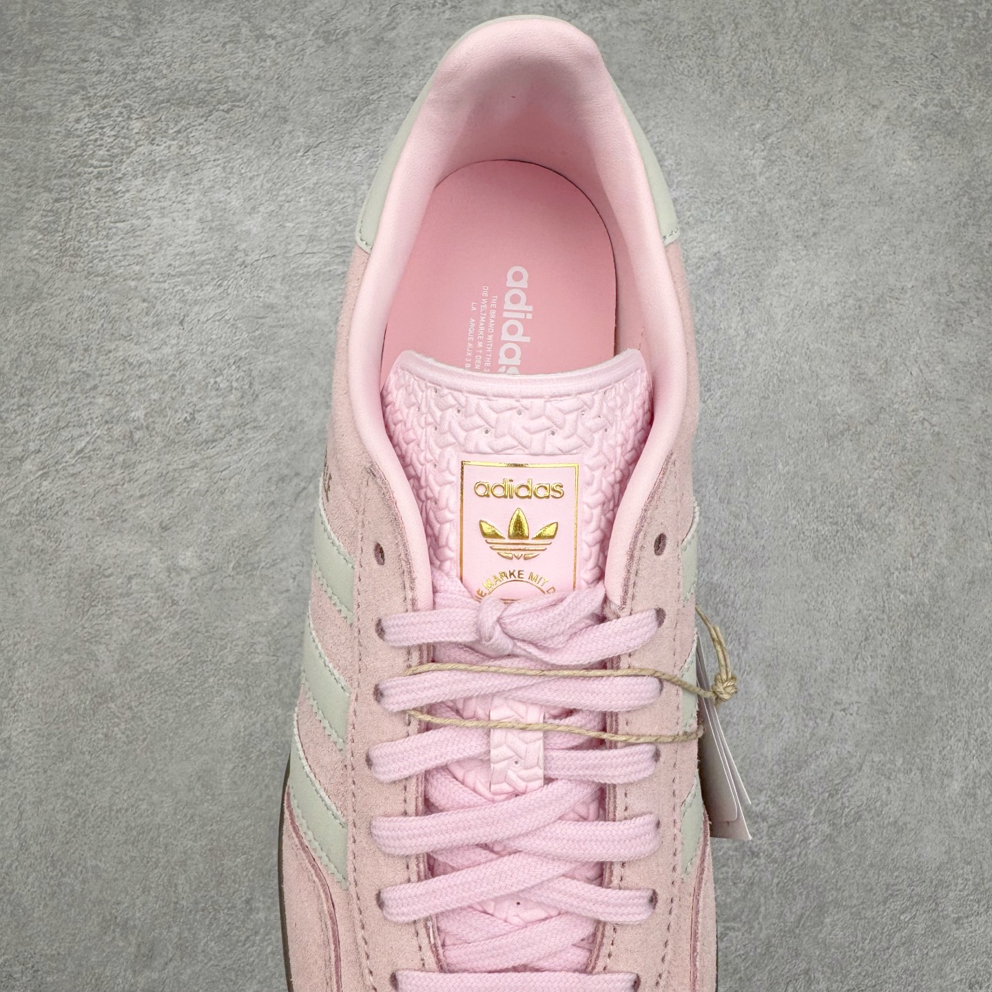 图片[5]-＃KZ神版 AD Original Gazelle Indoor Trainers 瞪羚室内鞋系列低帮复古百搭休闲运动德训风板鞋 JI2716 独家前帮工艺加持 全套原纸板楦头开发 每道工序同步公司流程 确保原汁原味 完美呈现原鞋版型 原厂高频磨具加持 精准内部资源对接 Logo字体百分百还原 原厂特供纳米纤维板 区别市面劣质纸板中底 原厂海玻璃鞋垫 中置乳胶足弓支撑垫 正确3/2横条宽版背胶 一比一鞋头弧度高度鞋身弧度 烫金亮度高频深浅同步原鞋 独家私模最大47.5 半透明橡胶大底 原厂定制长毛翻毛皮组合环保纤维革鞋面 原厂港宝加持定型后跟R度完美 原厂高频磨具加持 Logo字体 凹凸明显 轮廓分明 描漆定位精准 三道杠为尖角45°锯齿状 高频立体感很强 区别圆形锯齿 已最大程度还原公司 欢迎对比 将复古进行到底 简约流畅 三十年不变经典 这款Gazelle运动鞋 无论面料、配色、质感或设计 都只在重现其1991年原款的经典 皮革鞋面 撞色三条纹和鞋跟标的设计 力求呈现90年代的经典复古风潮 Samba火热的同时 也带动了其它的复古鞋型 Gazelle便是其中一只 Gazelle Indoor拥有包边更宽的T字型鞋头 更好的保护运动员的前掌 浓浓的复古氛围感 非常适合现在流行的Cleanfit风格 尺码：35.5 36 36.5 37 38 38.5 39 40 40.5 41 42 42.5 43 44-选品中心