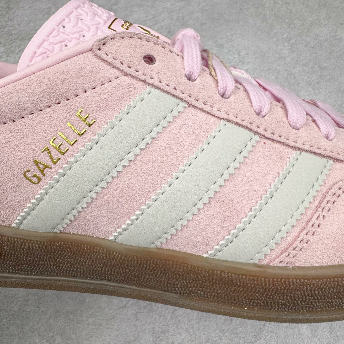 图片[18]-＃KZ神版 AD Original Gazelle Indoor Trainers 瞪羚室内鞋系列低帮复古百搭休闲运动德训风板鞋 JI2716 独家前帮工艺加持 全套原纸板楦头开发 每道工序同步公司流程 确保原汁原味 完美呈现原鞋版型 原厂高频磨具加持 精准内部资源对接 Logo字体百分百还原 原厂特供纳米纤维板 区别市面劣质纸板中底 原厂海玻璃鞋垫 中置乳胶足弓支撑垫 正确3/2横条宽版背胶 一比一鞋头弧度高度鞋身弧度 烫金亮度高频深浅同步原鞋 独家私模最大47.5 半透明橡胶大底 原厂定制长毛翻毛皮组合环保纤维革鞋面 原厂港宝加持定型后跟R度完美 原厂高频磨具加持 Logo字体 凹凸明显 轮廓分明 描漆定位精准 三道杠为尖角45°锯齿状 高频立体感很强 区别圆形锯齿 已最大程度还原公司 欢迎对比 将复古进行到底 简约流畅 三十年不变经典 这款Gazelle运动鞋 无论面料、配色、质感或设计 都只在重现其1991年原款的经典 皮革鞋面 撞色三条纹和鞋跟标的设计 力求呈现90年代的经典复古风潮 Samba火热的同时 也带动了其它的复古鞋型 Gazelle便是其中一只 Gazelle Indoor拥有包边更宽的T字型鞋头 更好的保护运动员的前掌 浓浓的复古氛围感 非常适合现在流行的Cleanfit风格 尺码：35.5 36 36.5 37 38 38.5 39 40 40.5 41 42 42.5 43 44-选品中心