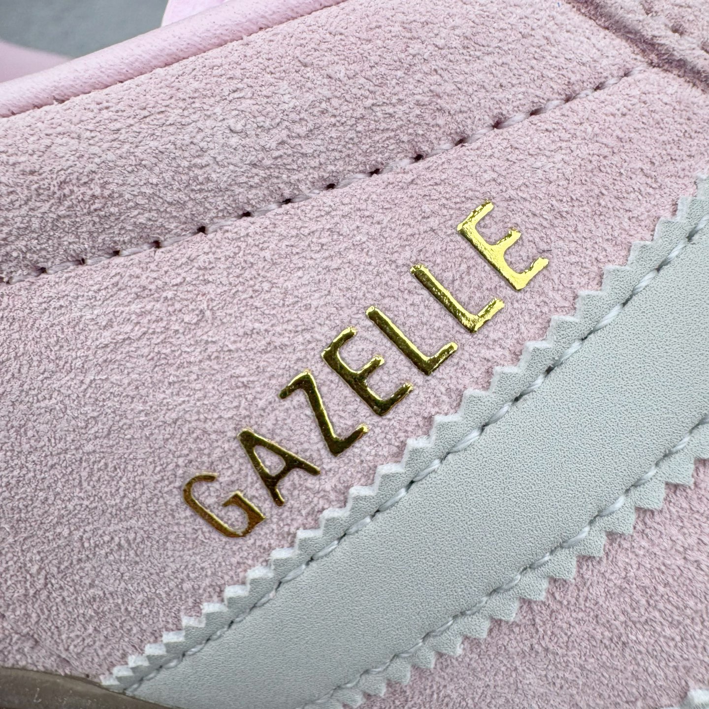 图片[17]-＃KZ神版 AD Original Gazelle Indoor Trainers 瞪羚室内鞋系列低帮复古百搭休闲运动德训风板鞋 JI2716 独家前帮工艺加持 全套原纸板楦头开发 每道工序同步公司流程 确保原汁原味 完美呈现原鞋版型 原厂高频磨具加持 精准内部资源对接 Logo字体百分百还原 原厂特供纳米纤维板 区别市面劣质纸板中底 原厂海玻璃鞋垫 中置乳胶足弓支撑垫 正确3/2横条宽版背胶 一比一鞋头弧度高度鞋身弧度 烫金亮度高频深浅同步原鞋 独家私模最大47.5 半透明橡胶大底 原厂定制长毛翻毛皮组合环保纤维革鞋面 原厂港宝加持定型后跟R度完美 原厂高频磨具加持 Logo字体 凹凸明显 轮廓分明 描漆定位精准 三道杠为尖角45°锯齿状 高频立体感很强 区别圆形锯齿 已最大程度还原公司 欢迎对比 将复古进行到底 简约流畅 三十年不变经典 这款Gazelle运动鞋 无论面料、配色、质感或设计 都只在重现其1991年原款的经典 皮革鞋面 撞色三条纹和鞋跟标的设计 力求呈现90年代的经典复古风潮 Samba火热的同时 也带动了其它的复古鞋型 Gazelle便是其中一只 Gazelle Indoor拥有包边更宽的T字型鞋头 更好的保护运动员的前掌 浓浓的复古氛围感 非常适合现在流行的Cleanfit风格 尺码：35.5 36 36.5 37 38 38.5 39 40 40.5 41 42 42.5 43 44-选品中心