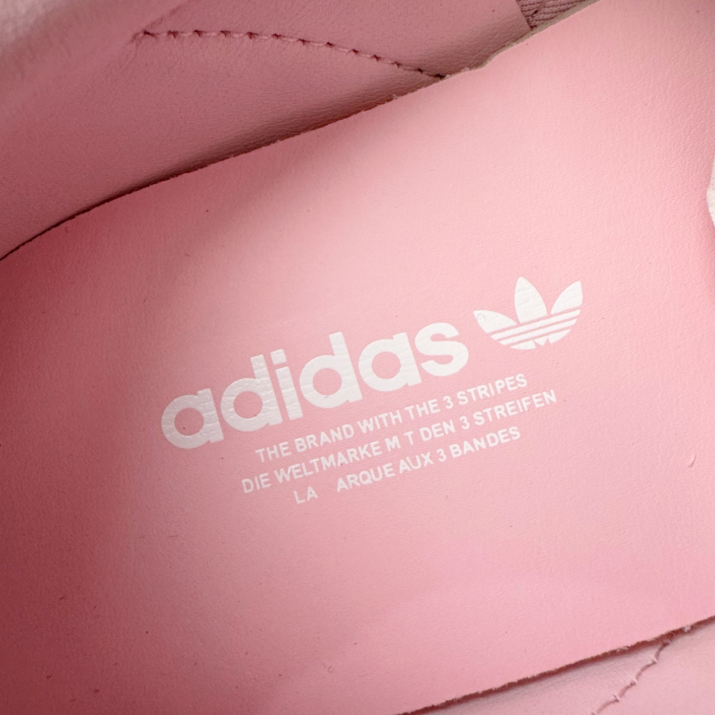 图片[12]-＃KZ神版 AD Original Gazelle Indoor Trainers 瞪羚室内鞋系列低帮复古百搭休闲运动德训风板鞋 JI2716 独家前帮工艺加持 全套原纸板楦头开发 每道工序同步公司流程 确保原汁原味 完美呈现原鞋版型 原厂高频磨具加持 精准内部资源对接 Logo字体百分百还原 原厂特供纳米纤维板 区别市面劣质纸板中底 原厂海玻璃鞋垫 中置乳胶足弓支撑垫 正确3/2横条宽版背胶 一比一鞋头弧度高度鞋身弧度 烫金亮度高频深浅同步原鞋 独家私模最大47.5 半透明橡胶大底 原厂定制长毛翻毛皮组合环保纤维革鞋面 原厂港宝加持定型后跟R度完美 原厂高频磨具加持 Logo字体 凹凸明显 轮廓分明 描漆定位精准 三道杠为尖角45°锯齿状 高频立体感很强 区别圆形锯齿 已最大程度还原公司 欢迎对比 将复古进行到底 简约流畅 三十年不变经典 这款Gazelle运动鞋 无论面料、配色、质感或设计 都只在重现其1991年原款的经典 皮革鞋面 撞色三条纹和鞋跟标的设计 力求呈现90年代的经典复古风潮 Samba火热的同时 也带动了其它的复古鞋型 Gazelle便是其中一只 Gazelle Indoor拥有包边更宽的T字型鞋头 更好的保护运动员的前掌 浓浓的复古氛围感 非常适合现在流行的Cleanfit风格 尺码：35.5 36 36.5 37 38 38.5 39 40 40.5 41 42 42.5 43 44-选品中心