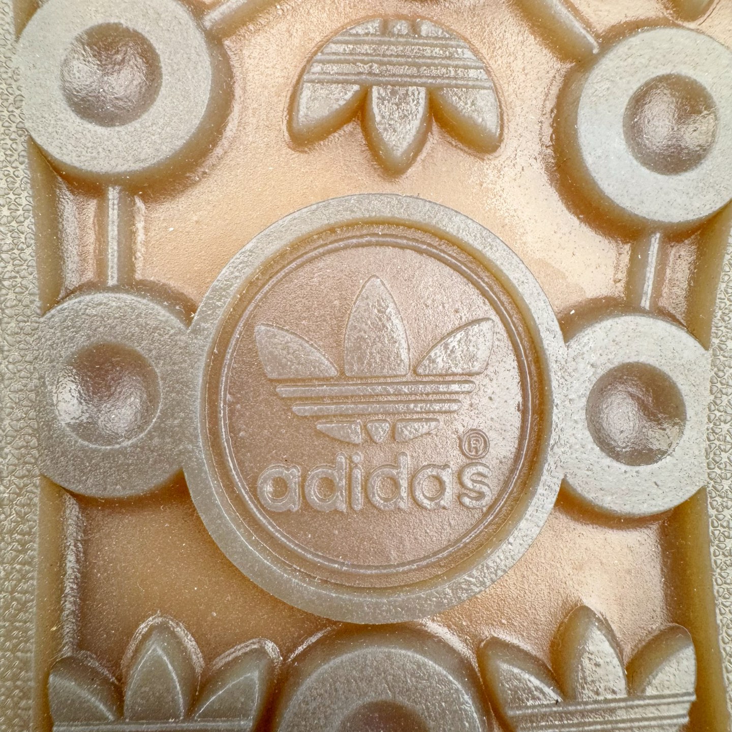 图片[19]-＃KZ神版 AD Original Gazelle Indoor Trainers 瞪羚室内鞋系列低帮复古百搭休闲运动德训风板鞋 JI2716 独家前帮工艺加持 全套原纸板楦头开发 每道工序同步公司流程 确保原汁原味 完美呈现原鞋版型 原厂高频磨具加持 精准内部资源对接 Logo字体百分百还原 原厂特供纳米纤维板 区别市面劣质纸板中底 原厂海玻璃鞋垫 中置乳胶足弓支撑垫 正确3/2横条宽版背胶 一比一鞋头弧度高度鞋身弧度 烫金亮度高频深浅同步原鞋 独家私模最大47.5 半透明橡胶大底 原厂定制长毛翻毛皮组合环保纤维革鞋面 原厂港宝加持定型后跟R度完美 原厂高频磨具加持 Logo字体 凹凸明显 轮廓分明 描漆定位精准 三道杠为尖角45°锯齿状 高频立体感很强 区别圆形锯齿 已最大程度还原公司 欢迎对比 将复古进行到底 简约流畅 三十年不变经典 这款Gazelle运动鞋 无论面料、配色、质感或设计 都只在重现其1991年原款的经典 皮革鞋面 撞色三条纹和鞋跟标的设计 力求呈现90年代的经典复古风潮 Samba火热的同时 也带动了其它的复古鞋型 Gazelle便是其中一只 Gazelle Indoor拥有包边更宽的T字型鞋头 更好的保护运动员的前掌 浓浓的复古氛围感 非常适合现在流行的Cleanfit风格 尺码：35.5 36 36.5 37 38 38.5 39 40 40.5 41 42 42.5 43 44-选品中心