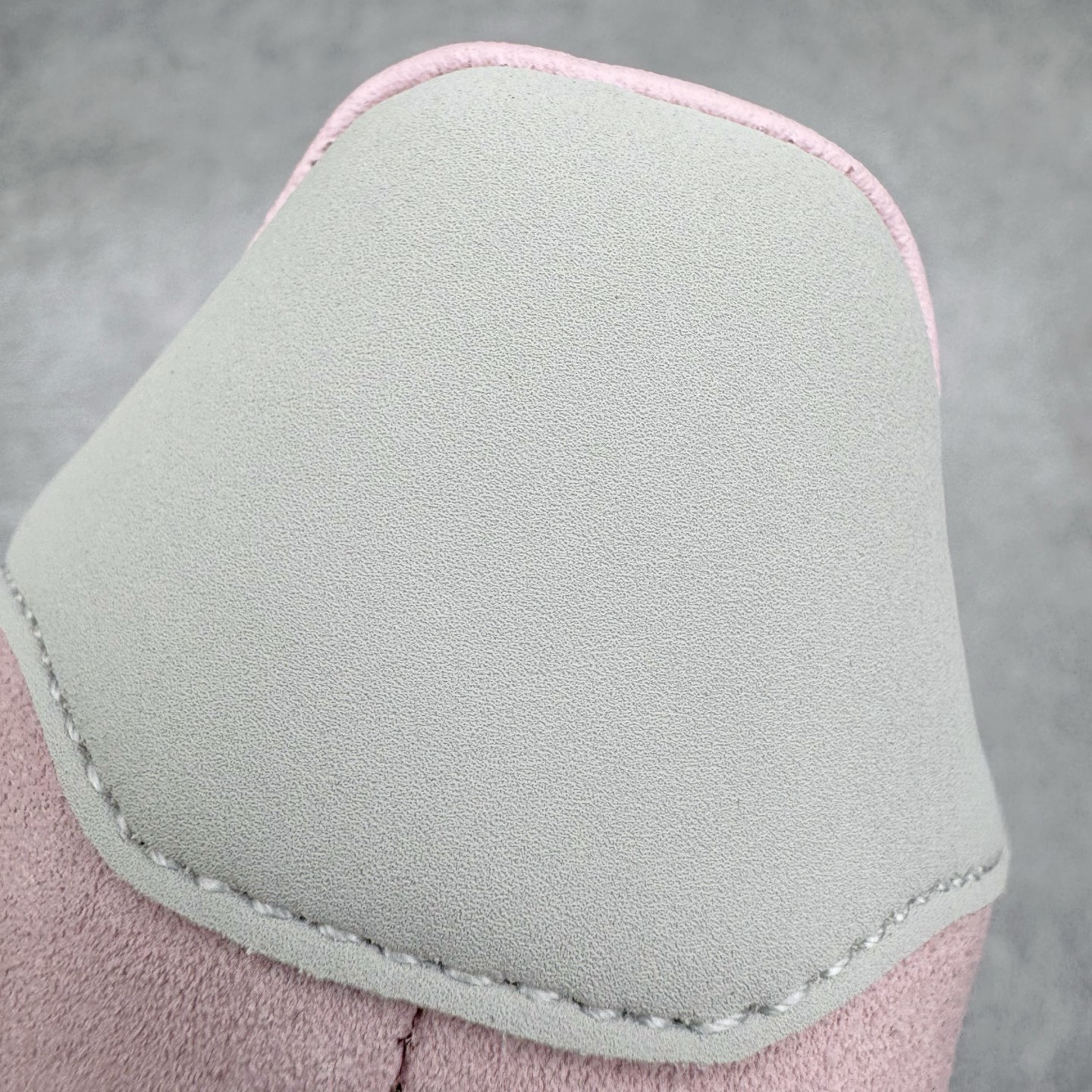 图片[15]-＃KZ神版 AD Original Gazelle Indoor Trainers 瞪羚室内鞋系列低帮复古百搭休闲运动德训风板鞋 JI2716 独家前帮工艺加持 全套原纸板楦头开发 每道工序同步公司流程 确保原汁原味 完美呈现原鞋版型 原厂高频磨具加持 精准内部资源对接 Logo字体百分百还原 原厂特供纳米纤维板 区别市面劣质纸板中底 原厂海玻璃鞋垫 中置乳胶足弓支撑垫 正确3/2横条宽版背胶 一比一鞋头弧度高度鞋身弧度 烫金亮度高频深浅同步原鞋 独家私模最大47.5 半透明橡胶大底 原厂定制长毛翻毛皮组合环保纤维革鞋面 原厂港宝加持定型后跟R度完美 原厂高频磨具加持 Logo字体 凹凸明显 轮廓分明 描漆定位精准 三道杠为尖角45°锯齿状 高频立体感很强 区别圆形锯齿 已最大程度还原公司 欢迎对比 将复古进行到底 简约流畅 三十年不变经典 这款Gazelle运动鞋 无论面料、配色、质感或设计 都只在重现其1991年原款的经典 皮革鞋面 撞色三条纹和鞋跟标的设计 力求呈现90年代的经典复古风潮 Samba火热的同时 也带动了其它的复古鞋型 Gazelle便是其中一只 Gazelle Indoor拥有包边更宽的T字型鞋头 更好的保护运动员的前掌 浓浓的复古氛围感 非常适合现在流行的Cleanfit风格 尺码：35.5 36 36.5 37 38 38.5 39 40 40.5 41 42 42.5 43 44-选品中心