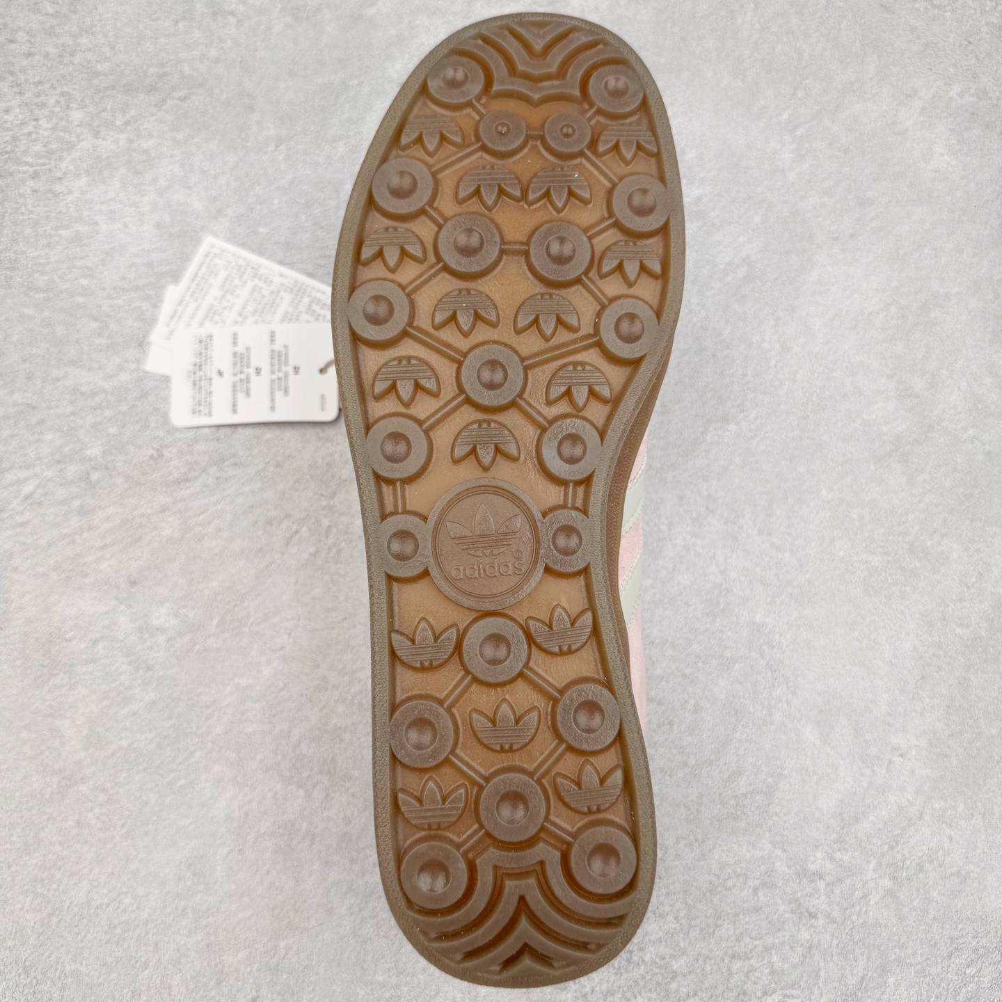 图片[9]-＃KZ神版 AD Original Gazelle Indoor Trainers 瞪羚室内鞋系列低帮复古百搭休闲运动德训风板鞋 JI2716 独家前帮工艺加持 全套原纸板楦头开发 每道工序同步公司流程 确保原汁原味 完美呈现原鞋版型 原厂高频磨具加持 精准内部资源对接 Logo字体百分百还原 原厂特供纳米纤维板 区别市面劣质纸板中底 原厂海玻璃鞋垫 中置乳胶足弓支撑垫 正确3/2横条宽版背胶 一比一鞋头弧度高度鞋身弧度 烫金亮度高频深浅同步原鞋 独家私模最大47.5 半透明橡胶大底 原厂定制长毛翻毛皮组合环保纤维革鞋面 原厂港宝加持定型后跟R度完美 原厂高频磨具加持 Logo字体 凹凸明显 轮廓分明 描漆定位精准 三道杠为尖角45°锯齿状 高频立体感很强 区别圆形锯齿 已最大程度还原公司 欢迎对比 将复古进行到底 简约流畅 三十年不变经典 这款Gazelle运动鞋 无论面料、配色、质感或设计 都只在重现其1991年原款的经典 皮革鞋面 撞色三条纹和鞋跟标的设计 力求呈现90年代的经典复古风潮 Samba火热的同时 也带动了其它的复古鞋型 Gazelle便是其中一只 Gazelle Indoor拥有包边更宽的T字型鞋头 更好的保护运动员的前掌 浓浓的复古氛围感 非常适合现在流行的Cleanfit风格 尺码：35.5 36 36.5 37 38 38.5 39 40 40.5 41 42 42.5 43 44-选品中心