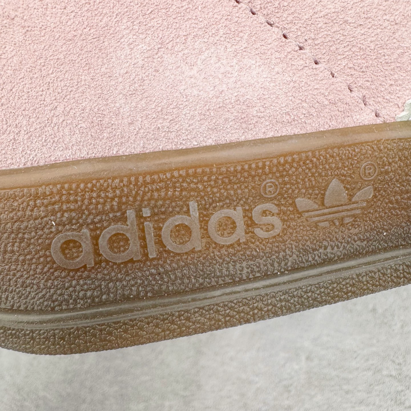 图片[16]-＃KZ神版 AD Original Gazelle Indoor Trainers 瞪羚室内鞋系列低帮复古百搭休闲运动德训风板鞋 JI2716 独家前帮工艺加持 全套原纸板楦头开发 每道工序同步公司流程 确保原汁原味 完美呈现原鞋版型 原厂高频磨具加持 精准内部资源对接 Logo字体百分百还原 原厂特供纳米纤维板 区别市面劣质纸板中底 原厂海玻璃鞋垫 中置乳胶足弓支撑垫 正确3/2横条宽版背胶 一比一鞋头弧度高度鞋身弧度 烫金亮度高频深浅同步原鞋 独家私模最大47.5 半透明橡胶大底 原厂定制长毛翻毛皮组合环保纤维革鞋面 原厂港宝加持定型后跟R度完美 原厂高频磨具加持 Logo字体 凹凸明显 轮廓分明 描漆定位精准 三道杠为尖角45°锯齿状 高频立体感很强 区别圆形锯齿 已最大程度还原公司 欢迎对比 将复古进行到底 简约流畅 三十年不变经典 这款Gazelle运动鞋 无论面料、配色、质感或设计 都只在重现其1991年原款的经典 皮革鞋面 撞色三条纹和鞋跟标的设计 力求呈现90年代的经典复古风潮 Samba火热的同时 也带动了其它的复古鞋型 Gazelle便是其中一只 Gazelle Indoor拥有包边更宽的T字型鞋头 更好的保护运动员的前掌 浓浓的复古氛围感 非常适合现在流行的Cleanfit风格 尺码：35.5 36 36.5 37 38 38.5 39 40 40.5 41 42 42.5 43 44-选品中心