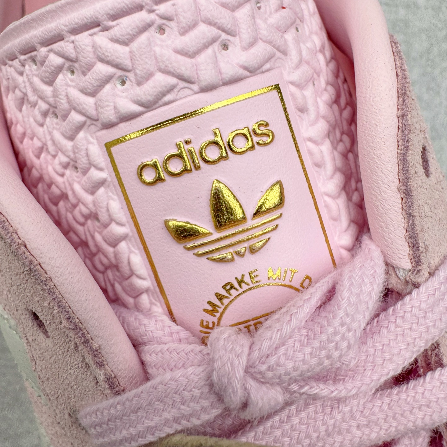 图片[13]-＃KZ神版 AD Original Gazelle Indoor Trainers 瞪羚室内鞋系列低帮复古百搭休闲运动德训风板鞋 JI2716 独家前帮工艺加持 全套原纸板楦头开发 每道工序同步公司流程 确保原汁原味 完美呈现原鞋版型 原厂高频磨具加持 精准内部资源对接 Logo字体百分百还原 原厂特供纳米纤维板 区别市面劣质纸板中底 原厂海玻璃鞋垫 中置乳胶足弓支撑垫 正确3/2横条宽版背胶 一比一鞋头弧度高度鞋身弧度 烫金亮度高频深浅同步原鞋 独家私模最大47.5 半透明橡胶大底 原厂定制长毛翻毛皮组合环保纤维革鞋面 原厂港宝加持定型后跟R度完美 原厂高频磨具加持 Logo字体 凹凸明显 轮廓分明 描漆定位精准 三道杠为尖角45°锯齿状 高频立体感很强 区别圆形锯齿 已最大程度还原公司 欢迎对比 将复古进行到底 简约流畅 三十年不变经典 这款Gazelle运动鞋 无论面料、配色、质感或设计 都只在重现其1991年原款的经典 皮革鞋面 撞色三条纹和鞋跟标的设计 力求呈现90年代的经典复古风潮 Samba火热的同时 也带动了其它的复古鞋型 Gazelle便是其中一只 Gazelle Indoor拥有包边更宽的T字型鞋头 更好的保护运动员的前掌 浓浓的复古氛围感 非常适合现在流行的Cleanfit风格 尺码：35.5 36 36.5 37 38 38.5 39 40 40.5 41 42 42.5 43 44-选品中心