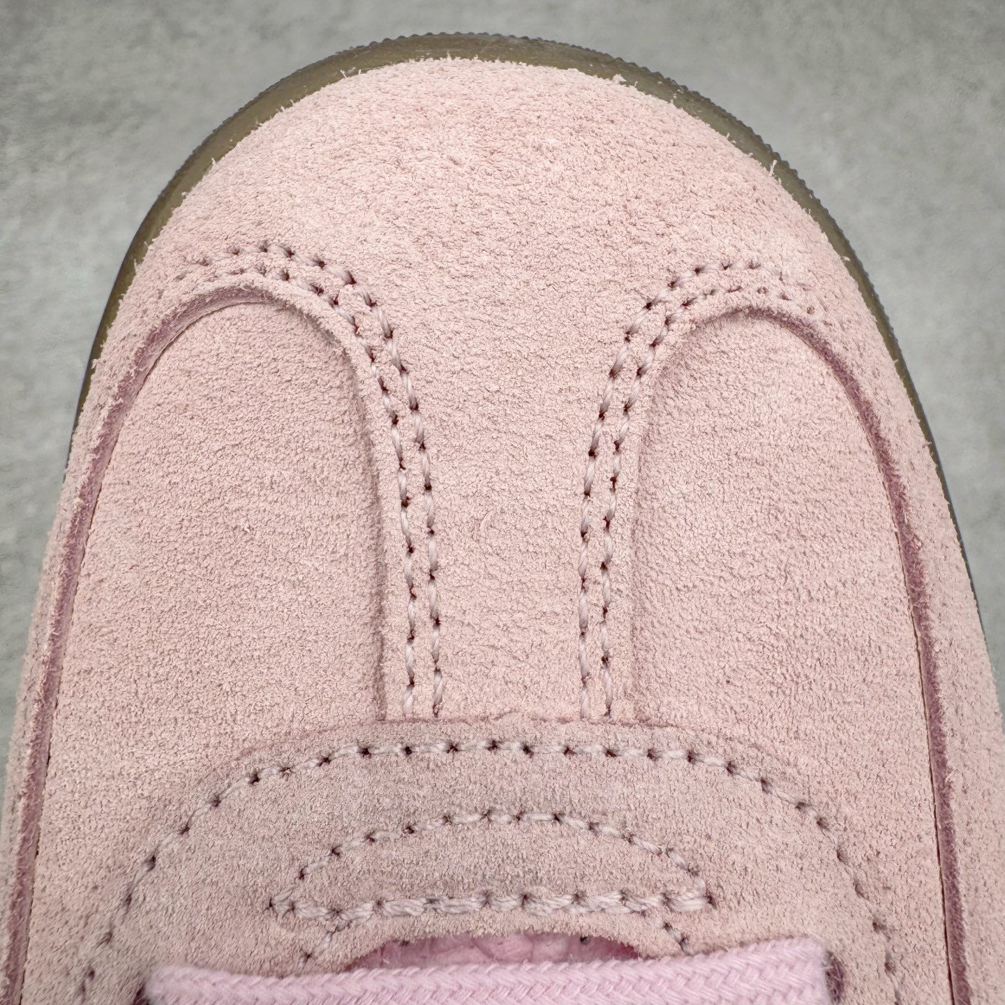 图片[14]-＃KZ神版 AD Original Gazelle Indoor Trainers 瞪羚室内鞋系列低帮复古百搭休闲运动德训风板鞋 JI2716 独家前帮工艺加持 全套原纸板楦头开发 每道工序同步公司流程 确保原汁原味 完美呈现原鞋版型 原厂高频磨具加持 精准内部资源对接 Logo字体百分百还原 原厂特供纳米纤维板 区别市面劣质纸板中底 原厂海玻璃鞋垫 中置乳胶足弓支撑垫 正确3/2横条宽版背胶 一比一鞋头弧度高度鞋身弧度 烫金亮度高频深浅同步原鞋 独家私模最大47.5 半透明橡胶大底 原厂定制长毛翻毛皮组合环保纤维革鞋面 原厂港宝加持定型后跟R度完美 原厂高频磨具加持 Logo字体 凹凸明显 轮廓分明 描漆定位精准 三道杠为尖角45°锯齿状 高频立体感很强 区别圆形锯齿 已最大程度还原公司 欢迎对比 将复古进行到底 简约流畅 三十年不变经典 这款Gazelle运动鞋 无论面料、配色、质感或设计 都只在重现其1991年原款的经典 皮革鞋面 撞色三条纹和鞋跟标的设计 力求呈现90年代的经典复古风潮 Samba火热的同时 也带动了其它的复古鞋型 Gazelle便是其中一只 Gazelle Indoor拥有包边更宽的T字型鞋头 更好的保护运动员的前掌 浓浓的复古氛围感 非常适合现在流行的Cleanfit风格 尺码：35.5 36 36.5 37 38 38.5 39 40 40.5 41 42 42.5 43 44-选品中心