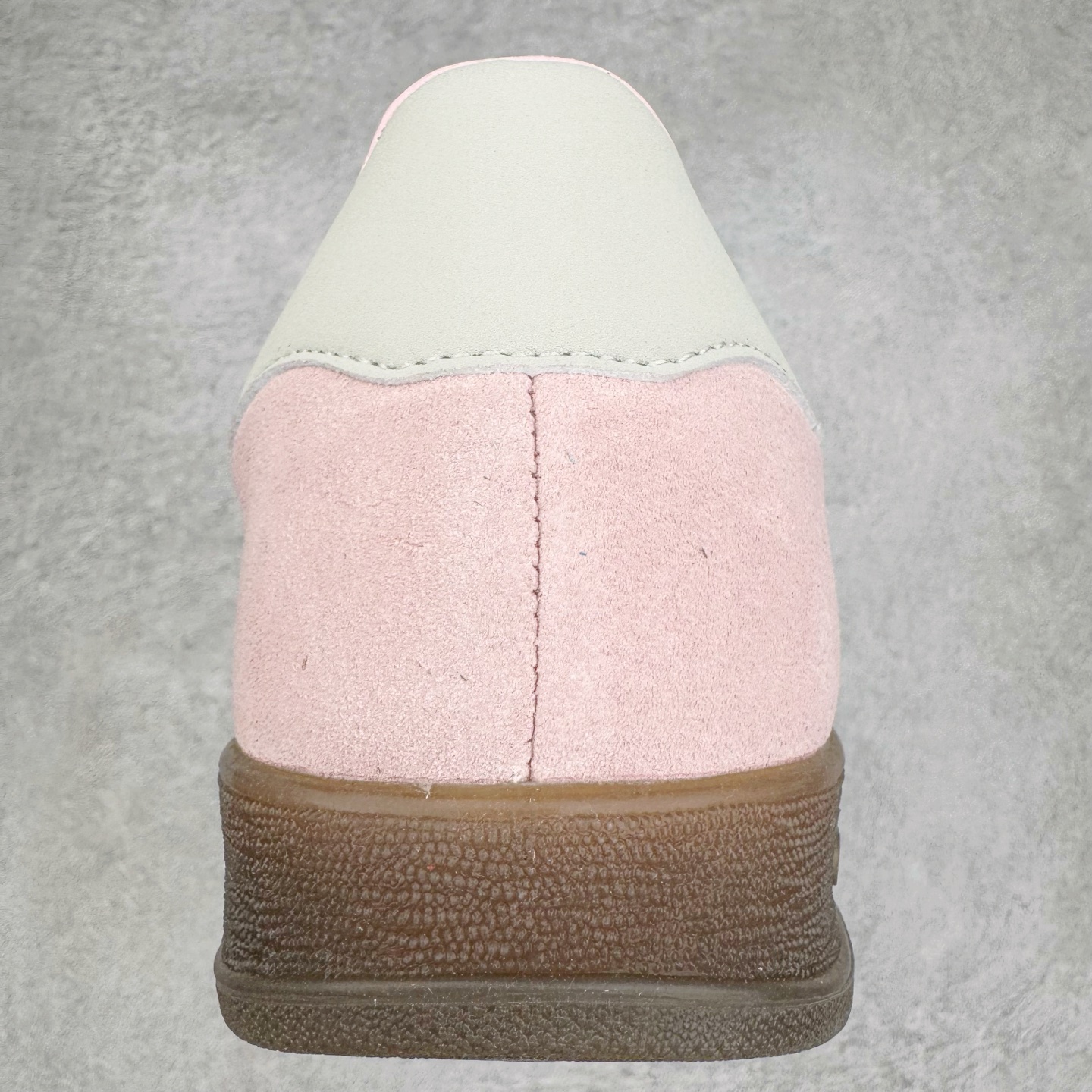 图片[8]-＃KZ神版 AD Original Gazelle Indoor Trainers 瞪羚室内鞋系列低帮复古百搭休闲运动德训风板鞋 JI2716 独家前帮工艺加持 全套原纸板楦头开发 每道工序同步公司流程 确保原汁原味 完美呈现原鞋版型 原厂高频磨具加持 精准内部资源对接 Logo字体百分百还原 原厂特供纳米纤维板 区别市面劣质纸板中底 原厂海玻璃鞋垫 中置乳胶足弓支撑垫 正确3/2横条宽版背胶 一比一鞋头弧度高度鞋身弧度 烫金亮度高频深浅同步原鞋 独家私模最大47.5 半透明橡胶大底 原厂定制长毛翻毛皮组合环保纤维革鞋面 原厂港宝加持定型后跟R度完美 原厂高频磨具加持 Logo字体 凹凸明显 轮廓分明 描漆定位精准 三道杠为尖角45°锯齿状 高频立体感很强 区别圆形锯齿 已最大程度还原公司 欢迎对比 将复古进行到底 简约流畅 三十年不变经典 这款Gazelle运动鞋 无论面料、配色、质感或设计 都只在重现其1991年原款的经典 皮革鞋面 撞色三条纹和鞋跟标的设计 力求呈现90年代的经典复古风潮 Samba火热的同时 也带动了其它的复古鞋型 Gazelle便是其中一只 Gazelle Indoor拥有包边更宽的T字型鞋头 更好的保护运动员的前掌 浓浓的复古氛围感 非常适合现在流行的Cleanfit风格 尺码：35.5 36 36.5 37 38 38.5 39 40 40.5 41 42 42.5 43 44-选品中心