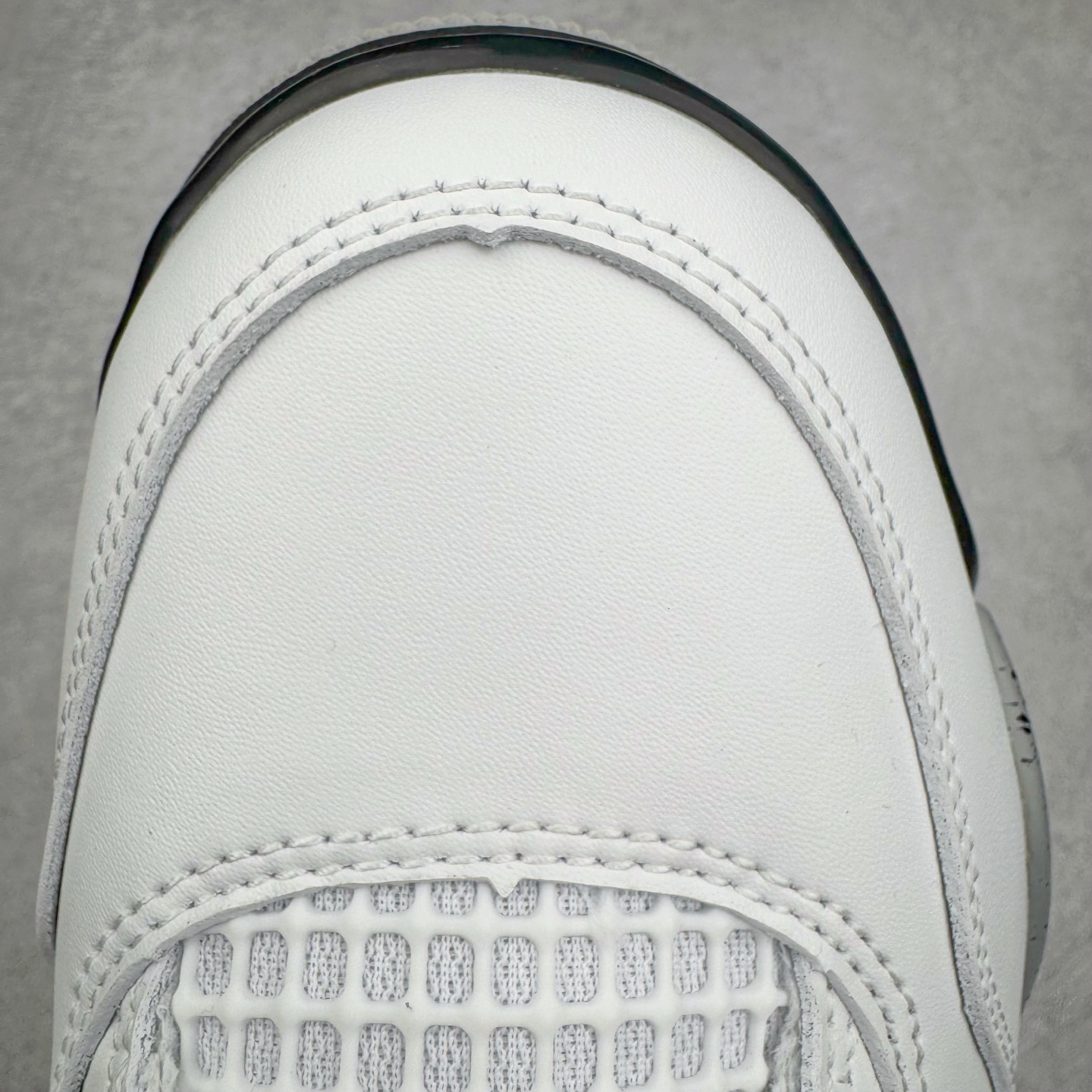 图片[15]-＃KZ神版 Air Jordan AJ4 Retro \\\”White Cement\\\” 白水泥 复刻2025版 FV5029-100 重点区分市面 唯一正确细节 后跟饰片中心位置有合模线 超弹硅胶材质 内层不织布补强 补强为硅胶提供更强耐久性 避免断裂 独家外贸特供尺码含 45.5 49.5 50.5 国内外口碑最好最推荐的产品 市场中端王者 亲自操刀耗时半年巨作 全套原纸板楦头开发 确保原汁原味 完美呈现四代版型 一比一鞋头弧度高度鞋身弧度 此版本只针对中端市场 皮料材质有所更替 其他数据细节工艺流程均保持一致 绝不口嗨 细节品控鞋型随意秒杀市面3XX 4XX 原厂TPU网格鞋带扣 正确内里网布 菱角分明不变形无多余毛边 柔软性质感一致于原鞋 市场唯一原厂鞋扣模具 背面可见隐藏注塑口 原厂织唛标 原厂飞人电绣工艺 尾指中部跳三针 独家绑鞋带手法 印刷中底布 四线拉帮 米色美纹纸贴合固定 进口港宝加持 后跟自然饱满 全鞋荧光划线卡点 追求极致完美 每一双都是工艺品 多重QC质检 超越公司货的品控标准 实实在在的免检产品 尺码：40 40.5 41 42 42.5 43 44 44.5 45 45.5 46 47.5 48.5 49.5 50.5-选品中心