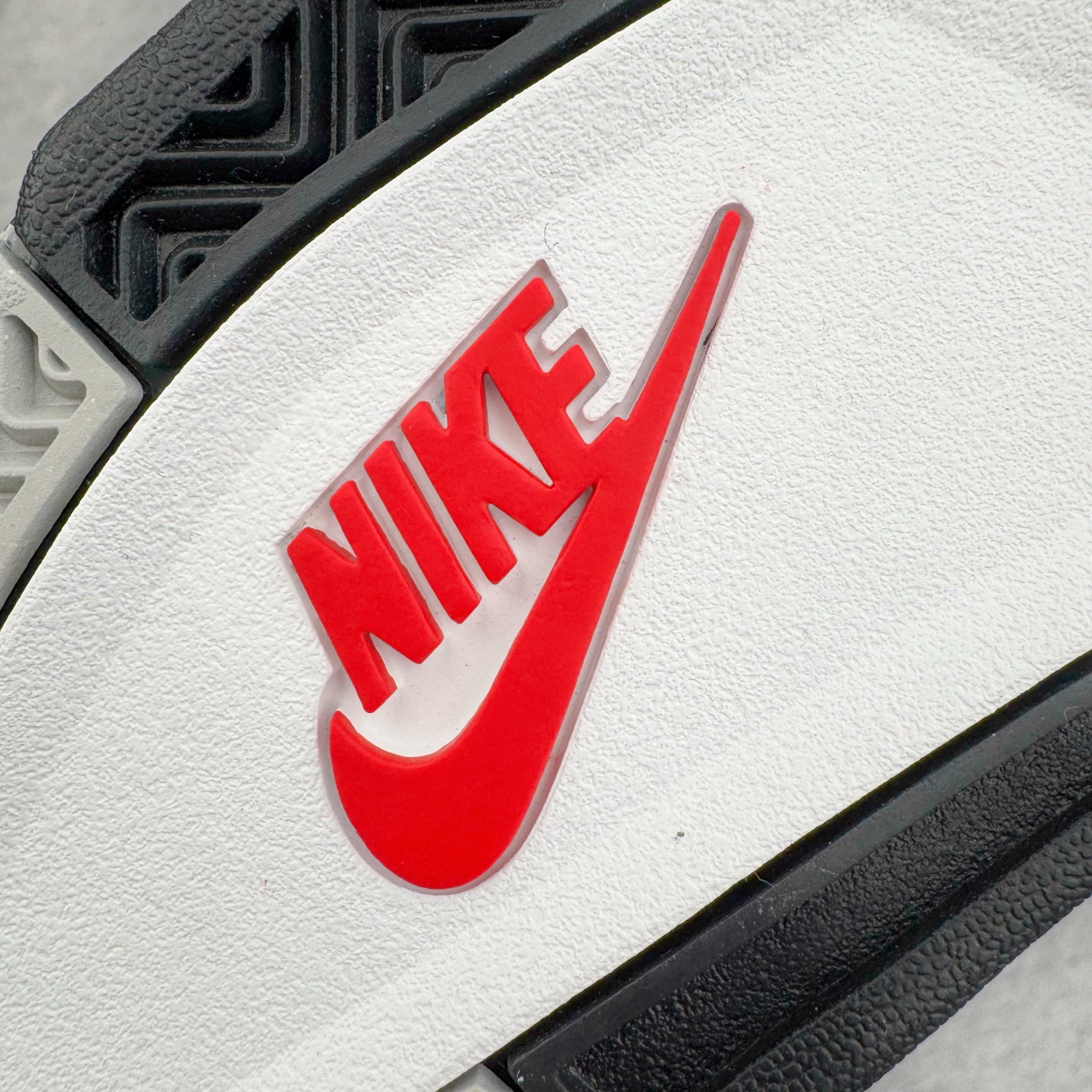 图片[21]-＃KZ神版 Air Jordan AJ4 Retro \\\”White Cement\\\” 白水泥 复刻2025版 FV5029-100 重点区分市面 唯一正确细节 后跟饰片中心位置有合模线 超弹硅胶材质 内层不织布补强 补强为硅胶提供更强耐久性 避免断裂 独家外贸特供尺码含 45.5 49.5 50.5 国内外口碑最好最推荐的产品 市场中端王者 亲自操刀耗时半年巨作 全套原纸板楦头开发 确保原汁原味 完美呈现四代版型 一比一鞋头弧度高度鞋身弧度 此版本只针对中端市场 皮料材质有所更替 其他数据细节工艺流程均保持一致 绝不口嗨 细节品控鞋型随意秒杀市面3XX 4XX 原厂TPU网格鞋带扣 正确内里网布 菱角分明不变形无多余毛边 柔软性质感一致于原鞋 市场唯一原厂鞋扣模具 背面可见隐藏注塑口 原厂织唛标 原厂飞人电绣工艺 尾指中部跳三针 独家绑鞋带手法 印刷中底布 四线拉帮 米色美纹纸贴合固定 进口港宝加持 后跟自然饱满 全鞋荧光划线卡点 追求极致完美 每一双都是工艺品 多重QC质检 超越公司货的品控标准 实实在在的免检产品 尺码：40 40.5 41 42 42.5 43 44 44.5 45 45.5 46 47.5 48.5 49.5 50.5-选品中心