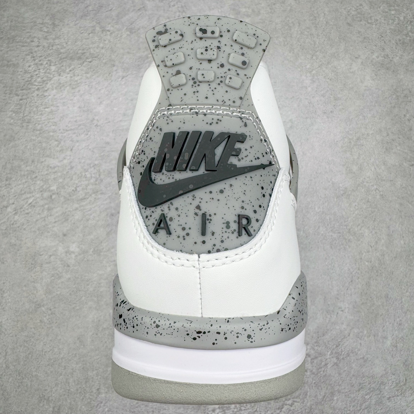 图片[8]-＃KZ神版 Air Jordan AJ4 Retro \\\”White Cement\\\” 白水泥 复刻2025版 FV5029-100 重点区分市面 唯一正确细节 后跟饰片中心位置有合模线 超弹硅胶材质 内层不织布补强 补强为硅胶提供更强耐久性 避免断裂 独家外贸特供尺码含 45.5 49.5 50.5 国内外口碑最好最推荐的产品 市场中端王者 亲自操刀耗时半年巨作 全套原纸板楦头开发 确保原汁原味 完美呈现四代版型 一比一鞋头弧度高度鞋身弧度 此版本只针对中端市场 皮料材质有所更替 其他数据细节工艺流程均保持一致 绝不口嗨 细节品控鞋型随意秒杀市面3XX 4XX 原厂TPU网格鞋带扣 正确内里网布 菱角分明不变形无多余毛边 柔软性质感一致于原鞋 市场唯一原厂鞋扣模具 背面可见隐藏注塑口 原厂织唛标 原厂飞人电绣工艺 尾指中部跳三针 独家绑鞋带手法 印刷中底布 四线拉帮 米色美纹纸贴合固定 进口港宝加持 后跟自然饱满 全鞋荧光划线卡点 追求极致完美 每一双都是工艺品 多重QC质检 超越公司货的品控标准 实实在在的免检产品 尺码：40 40.5 41 42 42.5 43 44 44.5 45 45.5 46 47.5 48.5 49.5 50.5-选品中心
