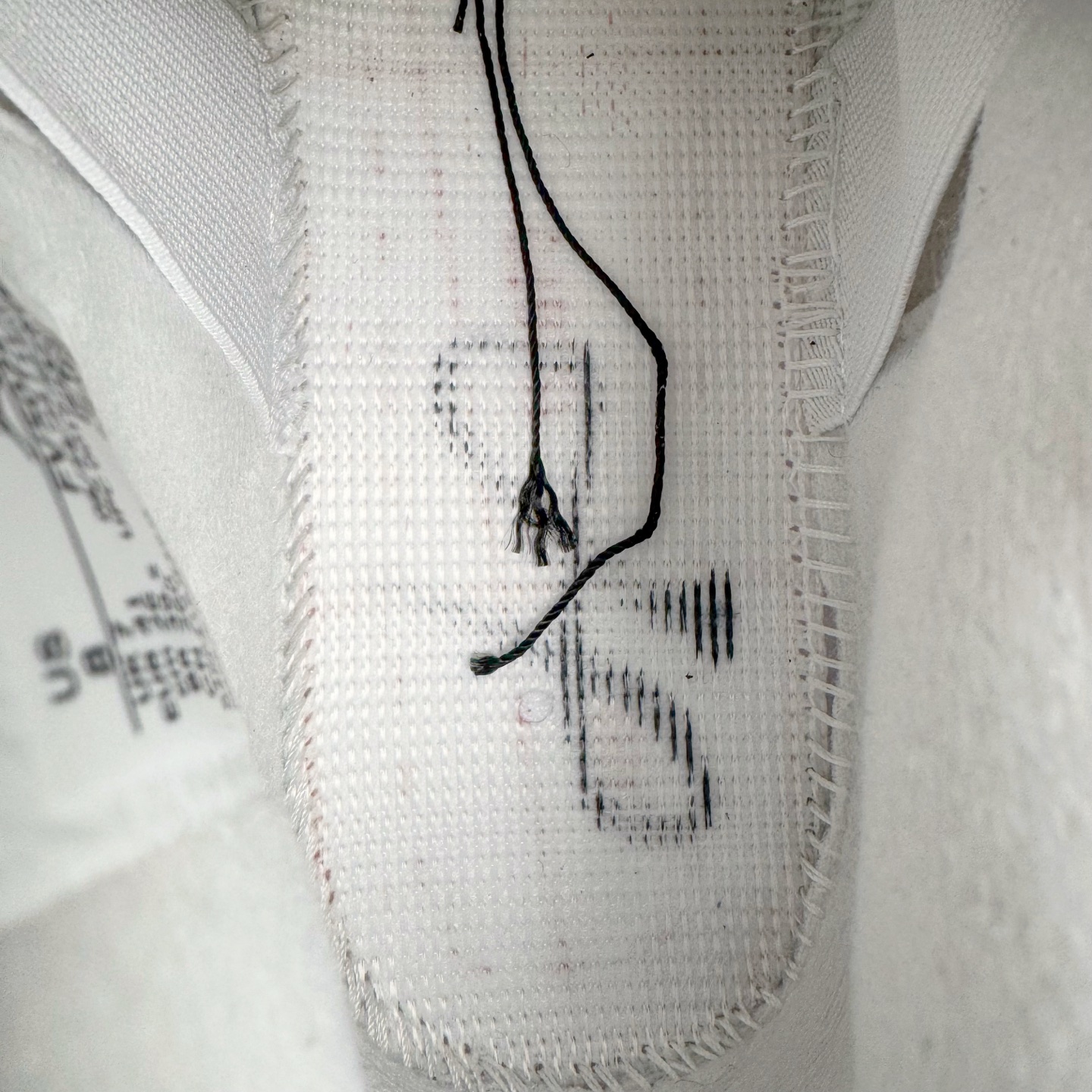 图片[11]-＃KZ神版 Air Jordan AJ4 Retro \\\”White Cement\\\” 白水泥 复刻2025版 FV5029-100 重点区分市面 唯一正确细节 后跟饰片中心位置有合模线 超弹硅胶材质 内层不织布补强 补强为硅胶提供更强耐久性 避免断裂 独家外贸特供尺码含 45.5 49.5 50.5 国内外口碑最好最推荐的产品 市场中端王者 亲自操刀耗时半年巨作 全套原纸板楦头开发 确保原汁原味 完美呈现四代版型 一比一鞋头弧度高度鞋身弧度 此版本只针对中端市场 皮料材质有所更替 其他数据细节工艺流程均保持一致 绝不口嗨 细节品控鞋型随意秒杀市面3XX 4XX 原厂TPU网格鞋带扣 正确内里网布 菱角分明不变形无多余毛边 柔软性质感一致于原鞋 市场唯一原厂鞋扣模具 背面可见隐藏注塑口 原厂织唛标 原厂飞人电绣工艺 尾指中部跳三针 独家绑鞋带手法 印刷中底布 四线拉帮 米色美纹纸贴合固定 进口港宝加持 后跟自然饱满 全鞋荧光划线卡点 追求极致完美 每一双都是工艺品 多重QC质检 超越公司货的品控标准 实实在在的免检产品 尺码：40 40.5 41 42 42.5 43 44 44.5 45 45.5 46 47.5 48.5 49.5 50.5-选品中心