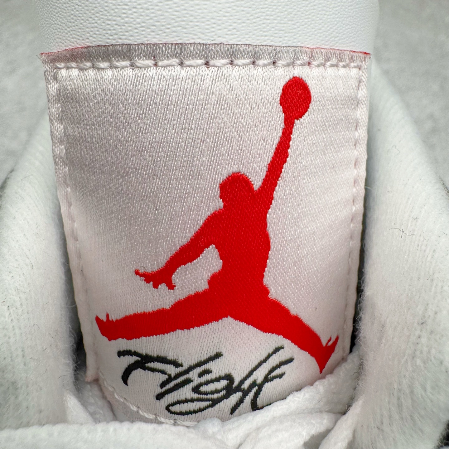 图片[13]-＃KZ神版 Air Jordan AJ4 Retro \\\”White Cement\\\” 白水泥 复刻2025版 FV5029-100 重点区分市面 唯一正确细节 后跟饰片中心位置有合模线 超弹硅胶材质 内层不织布补强 补强为硅胶提供更强耐久性 避免断裂 独家外贸特供尺码含 45.5 49.5 50.5 国内外口碑最好最推荐的产品 市场中端王者 亲自操刀耗时半年巨作 全套原纸板楦头开发 确保原汁原味 完美呈现四代版型 一比一鞋头弧度高度鞋身弧度 此版本只针对中端市场 皮料材质有所更替 其他数据细节工艺流程均保持一致 绝不口嗨 细节品控鞋型随意秒杀市面3XX 4XX 原厂TPU网格鞋带扣 正确内里网布 菱角分明不变形无多余毛边 柔软性质感一致于原鞋 市场唯一原厂鞋扣模具 背面可见隐藏注塑口 原厂织唛标 原厂飞人电绣工艺 尾指中部跳三针 独家绑鞋带手法 印刷中底布 四线拉帮 米色美纹纸贴合固定 进口港宝加持 后跟自然饱满 全鞋荧光划线卡点 追求极致完美 每一双都是工艺品 多重QC质检 超越公司货的品控标准 实实在在的免检产品 尺码：40 40.5 41 42 42.5 43 44 44.5 45 45.5 46 47.5 48.5 49.5 50.5-选品中心