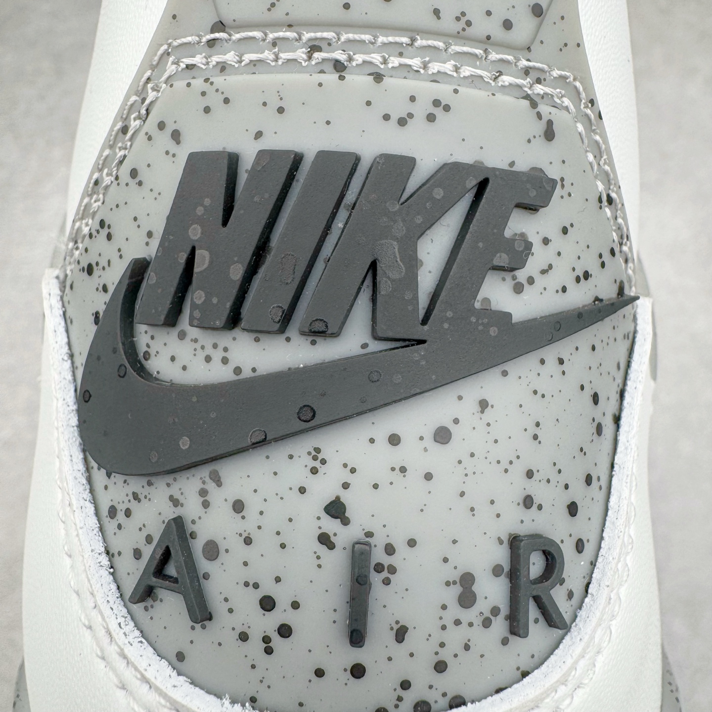 图片[16]-＃KZ神版 Air Jordan AJ4 Retro \\\”White Cement\\\” 白水泥 复刻2025版 FV5029-100 重点区分市面 唯一正确细节 后跟饰片中心位置有合模线 超弹硅胶材质 内层不织布补强 补强为硅胶提供更强耐久性 避免断裂 独家外贸特供尺码含 45.5 49.5 50.5 国内外口碑最好最推荐的产品 市场中端王者 亲自操刀耗时半年巨作 全套原纸板楦头开发 确保原汁原味 完美呈现四代版型 一比一鞋头弧度高度鞋身弧度 此版本只针对中端市场 皮料材质有所更替 其他数据细节工艺流程均保持一致 绝不口嗨 细节品控鞋型随意秒杀市面3XX 4XX 原厂TPU网格鞋带扣 正确内里网布 菱角分明不变形无多余毛边 柔软性质感一致于原鞋 市场唯一原厂鞋扣模具 背面可见隐藏注塑口 原厂织唛标 原厂飞人电绣工艺 尾指中部跳三针 独家绑鞋带手法 印刷中底布 四线拉帮 米色美纹纸贴合固定 进口港宝加持 后跟自然饱满 全鞋荧光划线卡点 追求极致完美 每一双都是工艺品 多重QC质检 超越公司货的品控标准 实实在在的免检产品 尺码：40 40.5 41 42 42.5 43 44 44.5 45 45.5 46 47.5 48.5 49.5 50.5-选品中心