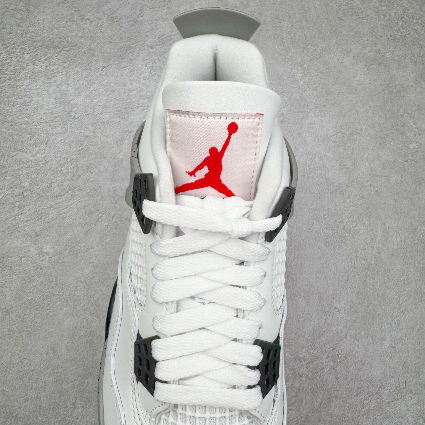 图片[5]-＃KZ神版 Air Jordan AJ4 Retro \\\”White Cement\\\” 白水泥 复刻2025版 FV5029-100 重点区分市面 唯一正确细节 后跟饰片中心位置有合模线 超弹硅胶材质 内层不织布补强 补强为硅胶提供更强耐久性 避免断裂 独家外贸特供尺码含 45.5 49.5 50.5 国内外口碑最好最推荐的产品 市场中端王者 亲自操刀耗时半年巨作 全套原纸板楦头开发 确保原汁原味 完美呈现四代版型 一比一鞋头弧度高度鞋身弧度 此版本只针对中端市场 皮料材质有所更替 其他数据细节工艺流程均保持一致 绝不口嗨 细节品控鞋型随意秒杀市面3XX 4XX 原厂TPU网格鞋带扣 正确内里网布 菱角分明不变形无多余毛边 柔软性质感一致于原鞋 市场唯一原厂鞋扣模具 背面可见隐藏注塑口 原厂织唛标 原厂飞人电绣工艺 尾指中部跳三针 独家绑鞋带手法 印刷中底布 四线拉帮 米色美纹纸贴合固定 进口港宝加持 后跟自然饱满 全鞋荧光划线卡点 追求极致完美 每一双都是工艺品 多重QC质检 超越公司货的品控标准 实实在在的免检产品 尺码：40 40.5 41 42 42.5 43 44 44.5 45 45.5 46 47.5 48.5 49.5 50.5-选品中心