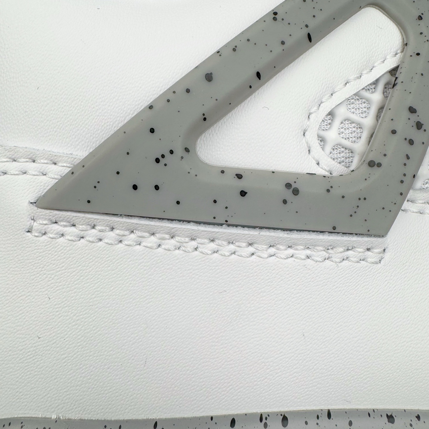 图片[19]-＃KZ神版 Air Jordan AJ4 Retro \\\”White Cement\\\” 白水泥 复刻2025版 FV5029-100 重点区分市面 唯一正确细节 后跟饰片中心位置有合模线 超弹硅胶材质 内层不织布补强 补强为硅胶提供更强耐久性 避免断裂 独家外贸特供尺码含 45.5 49.5 50.5 国内外口碑最好最推荐的产品 市场中端王者 亲自操刀耗时半年巨作 全套原纸板楦头开发 确保原汁原味 完美呈现四代版型 一比一鞋头弧度高度鞋身弧度 此版本只针对中端市场 皮料材质有所更替 其他数据细节工艺流程均保持一致 绝不口嗨 细节品控鞋型随意秒杀市面3XX 4XX 原厂TPU网格鞋带扣 正确内里网布 菱角分明不变形无多余毛边 柔软性质感一致于原鞋 市场唯一原厂鞋扣模具 背面可见隐藏注塑口 原厂织唛标 原厂飞人电绣工艺 尾指中部跳三针 独家绑鞋带手法 印刷中底布 四线拉帮 米色美纹纸贴合固定 进口港宝加持 后跟自然饱满 全鞋荧光划线卡点 追求极致完美 每一双都是工艺品 多重QC质检 超越公司货的品控标准 实实在在的免检产品 尺码：40 40.5 41 42 42.5 43 44 44.5 45 45.5 46 47.5 48.5 49.5 50.5-选品中心