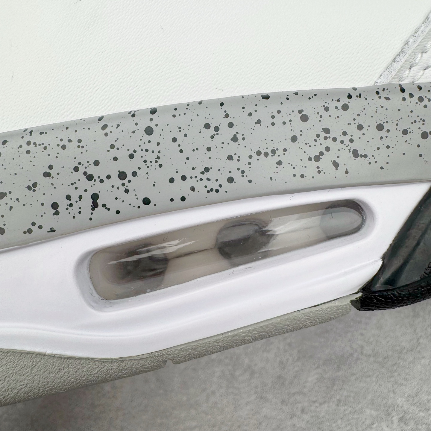 图片[20]-＃KZ神版 Air Jordan AJ4 Retro \\\”White Cement\\\” 白水泥 复刻2025版 FV5029-100 重点区分市面 唯一正确细节 后跟饰片中心位置有合模线 超弹硅胶材质 内层不织布补强 补强为硅胶提供更强耐久性 避免断裂 独家外贸特供尺码含 45.5 49.5 50.5 国内外口碑最好最推荐的产品 市场中端王者 亲自操刀耗时半年巨作 全套原纸板楦头开发 确保原汁原味 完美呈现四代版型 一比一鞋头弧度高度鞋身弧度 此版本只针对中端市场 皮料材质有所更替 其他数据细节工艺流程均保持一致 绝不口嗨 细节品控鞋型随意秒杀市面3XX 4XX 原厂TPU网格鞋带扣 正确内里网布 菱角分明不变形无多余毛边 柔软性质感一致于原鞋 市场唯一原厂鞋扣模具 背面可见隐藏注塑口 原厂织唛标 原厂飞人电绣工艺 尾指中部跳三针 独家绑鞋带手法 印刷中底布 四线拉帮 米色美纹纸贴合固定 进口港宝加持 后跟自然饱满 全鞋荧光划线卡点 追求极致完美 每一双都是工艺品 多重QC质检 超越公司货的品控标准 实实在在的免检产品 尺码：40 40.5 41 42 42.5 43 44 44.5 45 45.5 46 47.5 48.5 49.5 50.5-选品中心