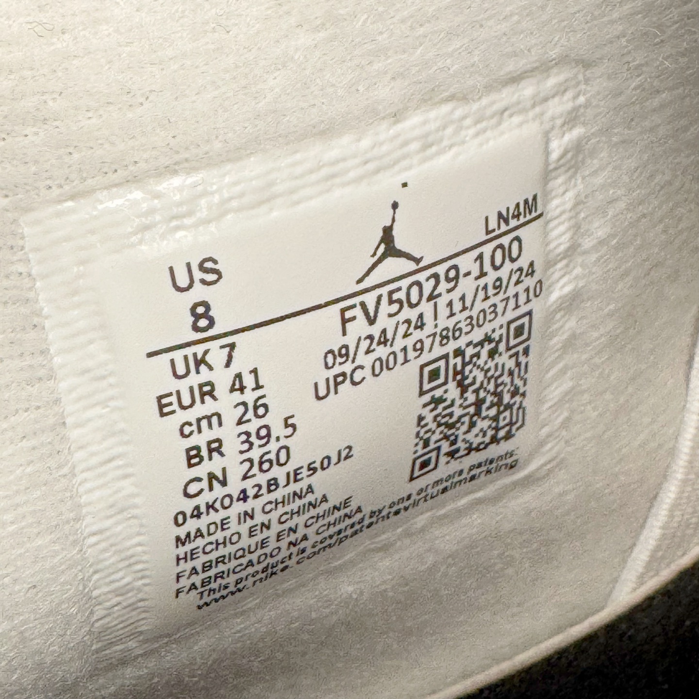 图片[12]-＃KZ神版 Air Jordan AJ4 Retro \\\”White Cement\\\” 白水泥 复刻2025版 FV5029-100 重点区分市面 唯一正确细节 后跟饰片中心位置有合模线 超弹硅胶材质 内层不织布补强 补强为硅胶提供更强耐久性 避免断裂 独家外贸特供尺码含 45.5 49.5 50.5 国内外口碑最好最推荐的产品 市场中端王者 亲自操刀耗时半年巨作 全套原纸板楦头开发 确保原汁原味 完美呈现四代版型 一比一鞋头弧度高度鞋身弧度 此版本只针对中端市场 皮料材质有所更替 其他数据细节工艺流程均保持一致 绝不口嗨 细节品控鞋型随意秒杀市面3XX 4XX 原厂TPU网格鞋带扣 正确内里网布 菱角分明不变形无多余毛边 柔软性质感一致于原鞋 市场唯一原厂鞋扣模具 背面可见隐藏注塑口 原厂织唛标 原厂飞人电绣工艺 尾指中部跳三针 独家绑鞋带手法 印刷中底布 四线拉帮 米色美纹纸贴合固定 进口港宝加持 后跟自然饱满 全鞋荧光划线卡点 追求极致完美 每一双都是工艺品 多重QC质检 超越公司货的品控标准 实实在在的免检产品 尺码：40 40.5 41 42 42.5 43 44 44.5 45 45.5 46 47.5 48.5 49.5 50.5-选品中心