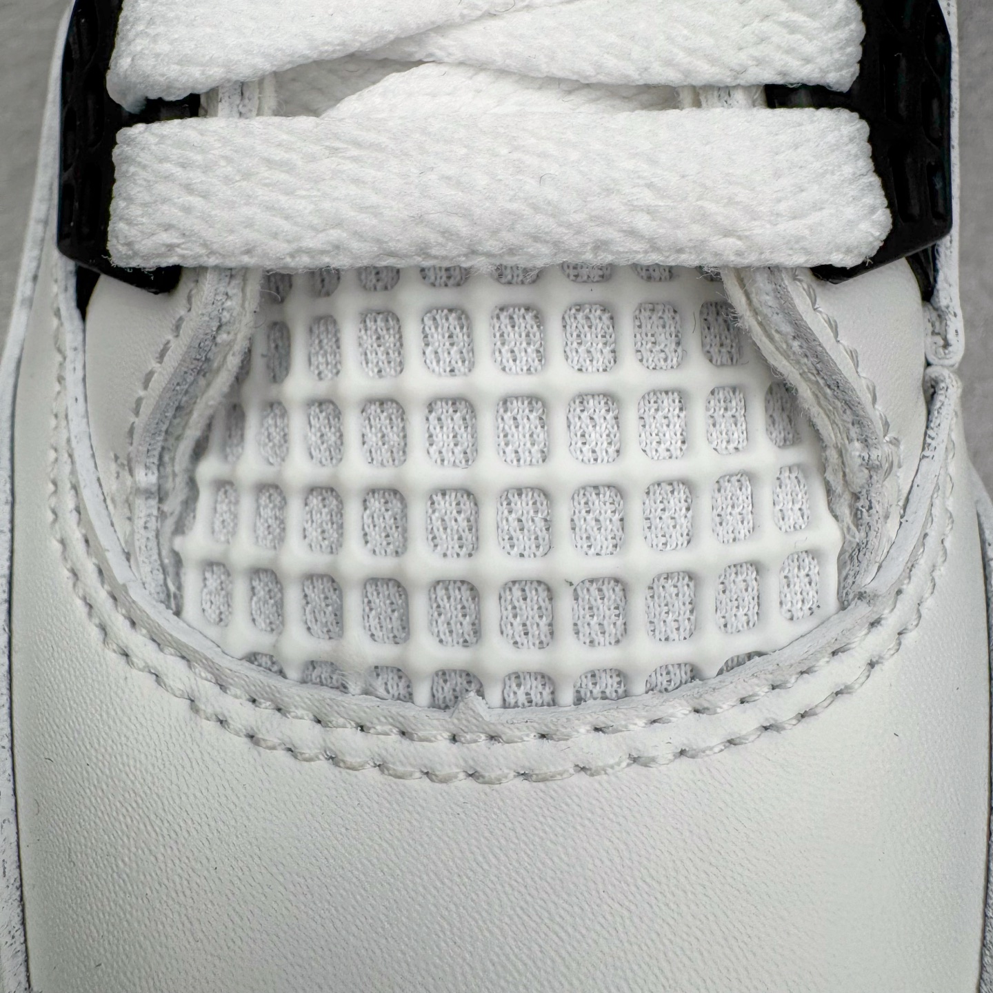 图片[14]-＃KZ神版 Air Jordan AJ4 Retro \\\”White Cement\\\” 白水泥 复刻2025版 FV5029-100 重点区分市面 唯一正确细节 后跟饰片中心位置有合模线 超弹硅胶材质 内层不织布补强 补强为硅胶提供更强耐久性 避免断裂 独家外贸特供尺码含 45.5 49.5 50.5 国内外口碑最好最推荐的产品 市场中端王者 亲自操刀耗时半年巨作 全套原纸板楦头开发 确保原汁原味 完美呈现四代版型 一比一鞋头弧度高度鞋身弧度 此版本只针对中端市场 皮料材质有所更替 其他数据细节工艺流程均保持一致 绝不口嗨 细节品控鞋型随意秒杀市面3XX 4XX 原厂TPU网格鞋带扣 正确内里网布 菱角分明不变形无多余毛边 柔软性质感一致于原鞋 市场唯一原厂鞋扣模具 背面可见隐藏注塑口 原厂织唛标 原厂飞人电绣工艺 尾指中部跳三针 独家绑鞋带手法 印刷中底布 四线拉帮 米色美纹纸贴合固定 进口港宝加持 后跟自然饱满 全鞋荧光划线卡点 追求极致完美 每一双都是工艺品 多重QC质检 超越公司货的品控标准 实实在在的免检产品 尺码：40 40.5 41 42 42.5 43 44 44.5 45 45.5 46 47.5 48.5 49.5 50.5-选品中心