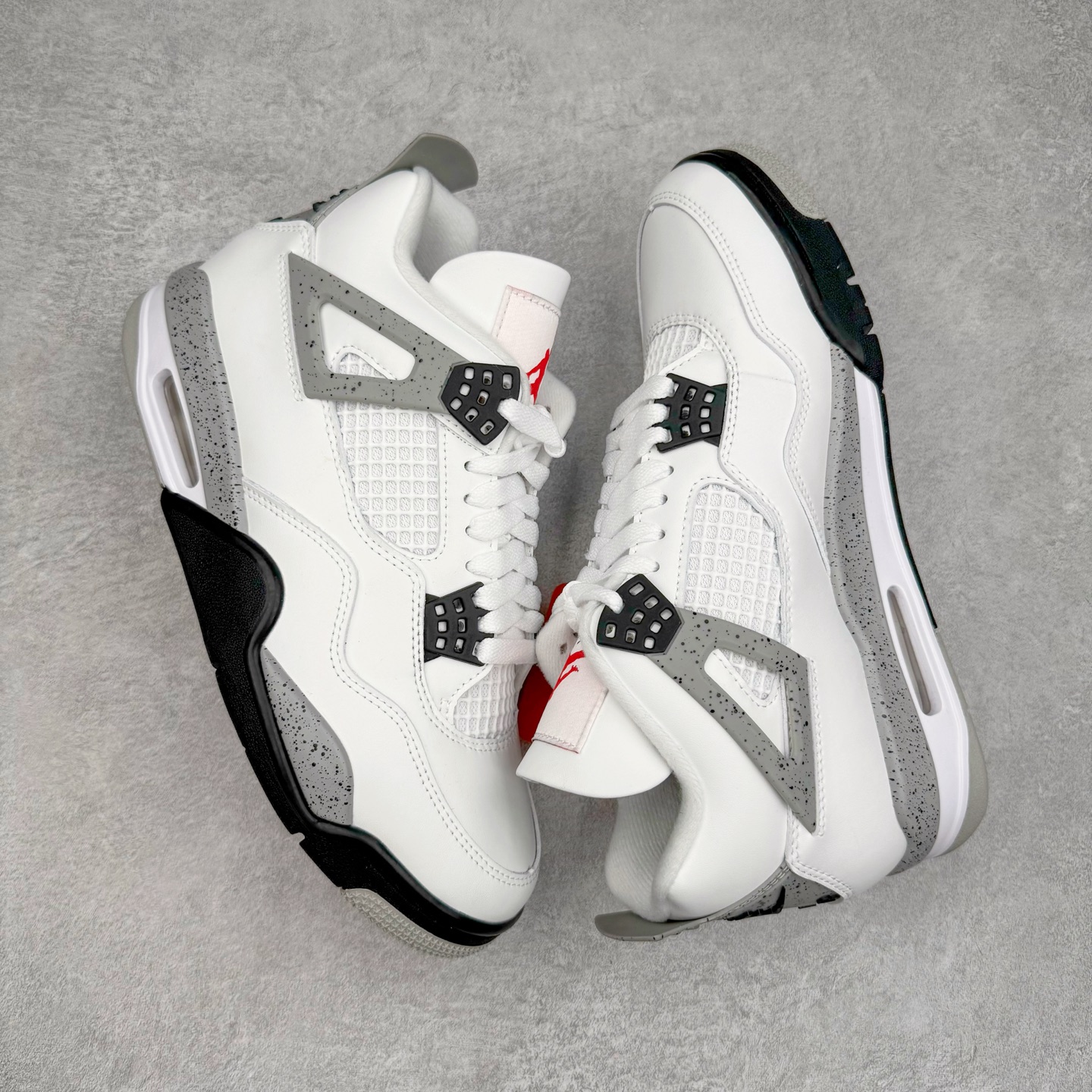 图片[3]-＃KZ神版 Air Jordan AJ4 Retro \\\”White Cement\\\” 白水泥 复刻2025版 FV5029-100 重点区分市面 唯一正确细节 后跟饰片中心位置有合模线 超弹硅胶材质 内层不织布补强 补强为硅胶提供更强耐久性 避免断裂 独家外贸特供尺码含 45.5 49.5 50.5 国内外口碑最好最推荐的产品 市场中端王者 亲自操刀耗时半年巨作 全套原纸板楦头开发 确保原汁原味 完美呈现四代版型 一比一鞋头弧度高度鞋身弧度 此版本只针对中端市场 皮料材质有所更替 其他数据细节工艺流程均保持一致 绝不口嗨 细节品控鞋型随意秒杀市面3XX 4XX 原厂TPU网格鞋带扣 正确内里网布 菱角分明不变形无多余毛边 柔软性质感一致于原鞋 市场唯一原厂鞋扣模具 背面可见隐藏注塑口 原厂织唛标 原厂飞人电绣工艺 尾指中部跳三针 独家绑鞋带手法 印刷中底布 四线拉帮 米色美纹纸贴合固定 进口港宝加持 后跟自然饱满 全鞋荧光划线卡点 追求极致完美 每一双都是工艺品 多重QC质检 超越公司货的品控标准 实实在在的免检产品 尺码：40 40.5 41 42 42.5 43 44 44.5 45 45.5 46 47.5 48.5 49.5 50.5-选品中心