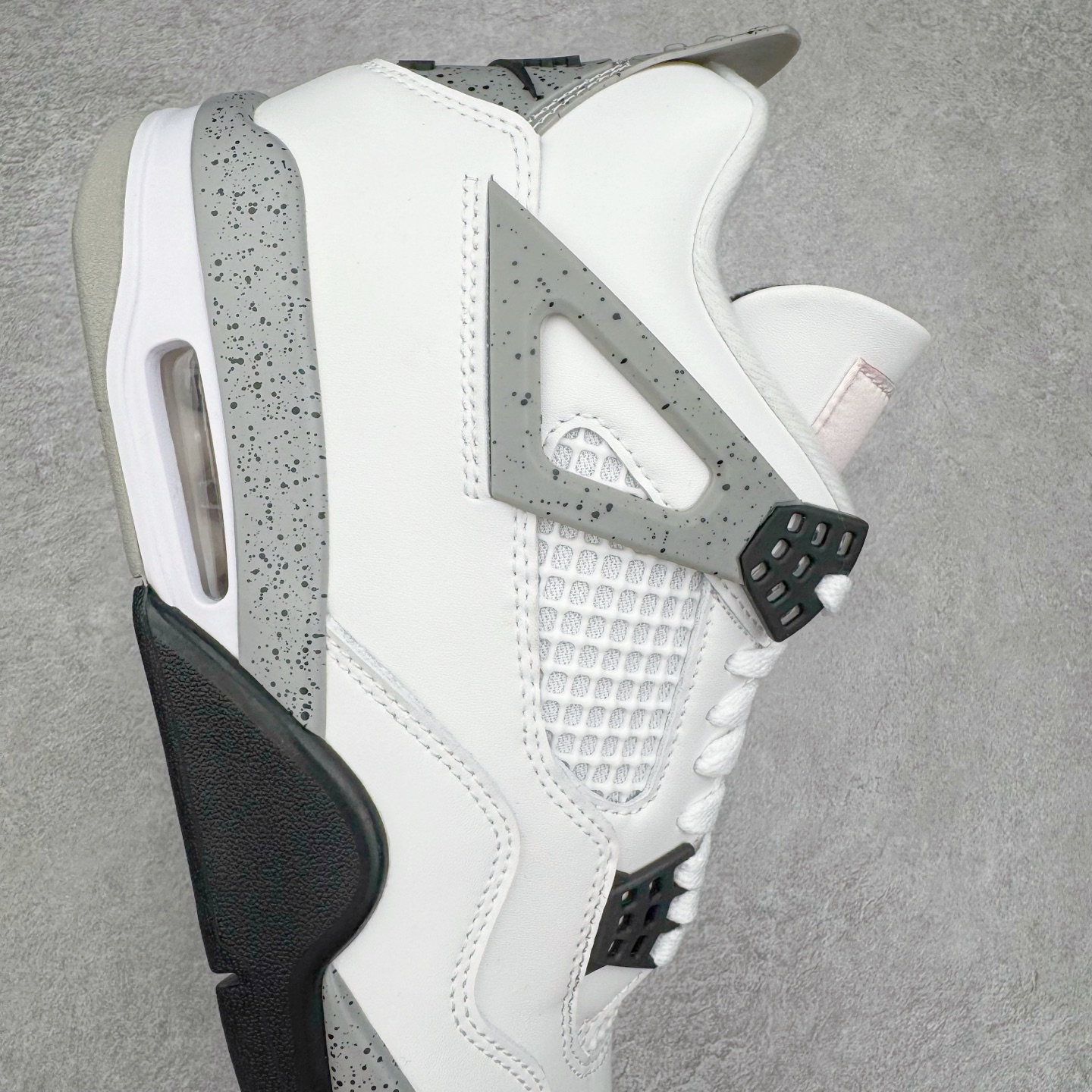 图片[6]-＃KZ神版 Air Jordan AJ4 Retro \\\”White Cement\\\” 白水泥 复刻2025版 FV5029-100 重点区分市面 唯一正确细节 后跟饰片中心位置有合模线 超弹硅胶材质 内层不织布补强 补强为硅胶提供更强耐久性 避免断裂 独家外贸特供尺码含 45.5 49.5 50.5 国内外口碑最好最推荐的产品 市场中端王者 亲自操刀耗时半年巨作 全套原纸板楦头开发 确保原汁原味 完美呈现四代版型 一比一鞋头弧度高度鞋身弧度 此版本只针对中端市场 皮料材质有所更替 其他数据细节工艺流程均保持一致 绝不口嗨 细节品控鞋型随意秒杀市面3XX 4XX 原厂TPU网格鞋带扣 正确内里网布 菱角分明不变形无多余毛边 柔软性质感一致于原鞋 市场唯一原厂鞋扣模具 背面可见隐藏注塑口 原厂织唛标 原厂飞人电绣工艺 尾指中部跳三针 独家绑鞋带手法 印刷中底布 四线拉帮 米色美纹纸贴合固定 进口港宝加持 后跟自然饱满 全鞋荧光划线卡点 追求极致完美 每一双都是工艺品 多重QC质检 超越公司货的品控标准 实实在在的免检产品 尺码：40 40.5 41 42 42.5 43 44 44.5 45 45.5 46 47.5 48.5 49.5 50.5-选品中心