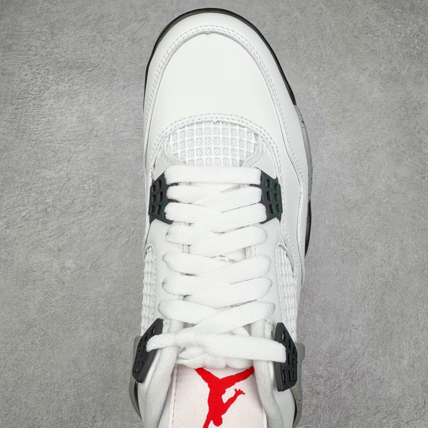 图片[4]-＃KZ神版 Air Jordan AJ4 Retro \\\”White Cement\\\” 白水泥 复刻2025版 FV5029-100 重点区分市面 唯一正确细节 后跟饰片中心位置有合模线 超弹硅胶材质 内层不织布补强 补强为硅胶提供更强耐久性 避免断裂 独家外贸特供尺码含 45.5 49.5 50.5 国内外口碑最好最推荐的产品 市场中端王者 亲自操刀耗时半年巨作 全套原纸板楦头开发 确保原汁原味 完美呈现四代版型 一比一鞋头弧度高度鞋身弧度 此版本只针对中端市场 皮料材质有所更替 其他数据细节工艺流程均保持一致 绝不口嗨 细节品控鞋型随意秒杀市面3XX 4XX 原厂TPU网格鞋带扣 正确内里网布 菱角分明不变形无多余毛边 柔软性质感一致于原鞋 市场唯一原厂鞋扣模具 背面可见隐藏注塑口 原厂织唛标 原厂飞人电绣工艺 尾指中部跳三针 独家绑鞋带手法 印刷中底布 四线拉帮 米色美纹纸贴合固定 进口港宝加持 后跟自然饱满 全鞋荧光划线卡点 追求极致完美 每一双都是工艺品 多重QC质检 超越公司货的品控标准 实实在在的免检产品 尺码：40 40.5 41 42 42.5 43 44 44.5 45 45.5 46 47.5 48.5 49.5 50.5-选品中心