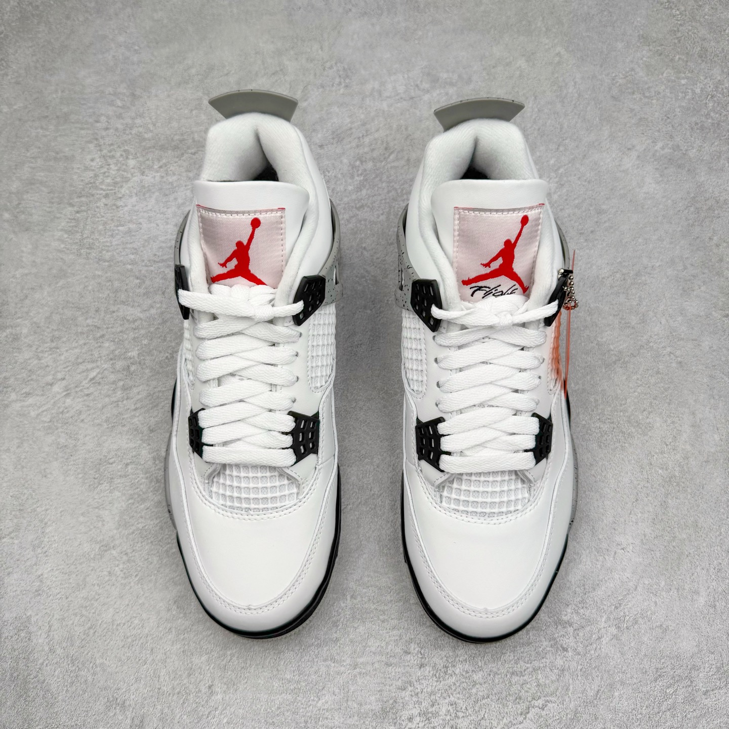 图片[2]-＃KZ神版 Air Jordan AJ4 Retro \\\”White Cement\\\” 白水泥 复刻2025版 FV5029-100 重点区分市面 唯一正确细节 后跟饰片中心位置有合模线 超弹硅胶材质 内层不织布补强 补强为硅胶提供更强耐久性 避免断裂 独家外贸特供尺码含 45.5 49.5 50.5 国内外口碑最好最推荐的产品 市场中端王者 亲自操刀耗时半年巨作 全套原纸板楦头开发 确保原汁原味 完美呈现四代版型 一比一鞋头弧度高度鞋身弧度 此版本只针对中端市场 皮料材质有所更替 其他数据细节工艺流程均保持一致 绝不口嗨 细节品控鞋型随意秒杀市面3XX 4XX 原厂TPU网格鞋带扣 正确内里网布 菱角分明不变形无多余毛边 柔软性质感一致于原鞋 市场唯一原厂鞋扣模具 背面可见隐藏注塑口 原厂织唛标 原厂飞人电绣工艺 尾指中部跳三针 独家绑鞋带手法 印刷中底布 四线拉帮 米色美纹纸贴合固定 进口港宝加持 后跟自然饱满 全鞋荧光划线卡点 追求极致完美 每一双都是工艺品 多重QC质检 超越公司货的品控标准 实实在在的免检产品 尺码：40 40.5 41 42 42.5 43 44 44.5 45 45.5 46 47.5 48.5 49.5 50.5-选品中心