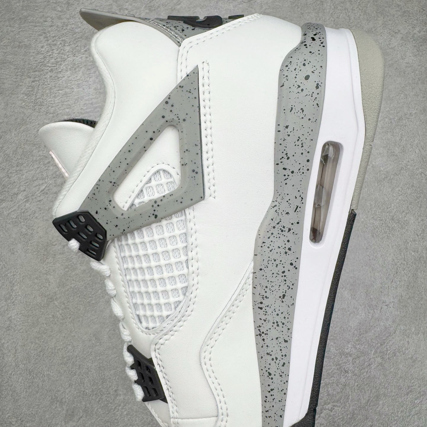 图片[7]-＃KZ神版 Air Jordan AJ4 Retro \\\”White Cement\\\” 白水泥 复刻2025版 FV5029-100 重点区分市面 唯一正确细节 后跟饰片中心位置有合模线 超弹硅胶材质 内层不织布补强 补强为硅胶提供更强耐久性 避免断裂 独家外贸特供尺码含 45.5 49.5 50.5 国内外口碑最好最推荐的产品 市场中端王者 亲自操刀耗时半年巨作 全套原纸板楦头开发 确保原汁原味 完美呈现四代版型 一比一鞋头弧度高度鞋身弧度 此版本只针对中端市场 皮料材质有所更替 其他数据细节工艺流程均保持一致 绝不口嗨 细节品控鞋型随意秒杀市面3XX 4XX 原厂TPU网格鞋带扣 正确内里网布 菱角分明不变形无多余毛边 柔软性质感一致于原鞋 市场唯一原厂鞋扣模具 背面可见隐藏注塑口 原厂织唛标 原厂飞人电绣工艺 尾指中部跳三针 独家绑鞋带手法 印刷中底布 四线拉帮 米色美纹纸贴合固定 进口港宝加持 后跟自然饱满 全鞋荧光划线卡点 追求极致完美 每一双都是工艺品 多重QC质检 超越公司货的品控标准 实实在在的免检产品 尺码：40 40.5 41 42 42.5 43 44 44.5 45 45.5 46 47.5 48.5 49.5 50.5-选品中心