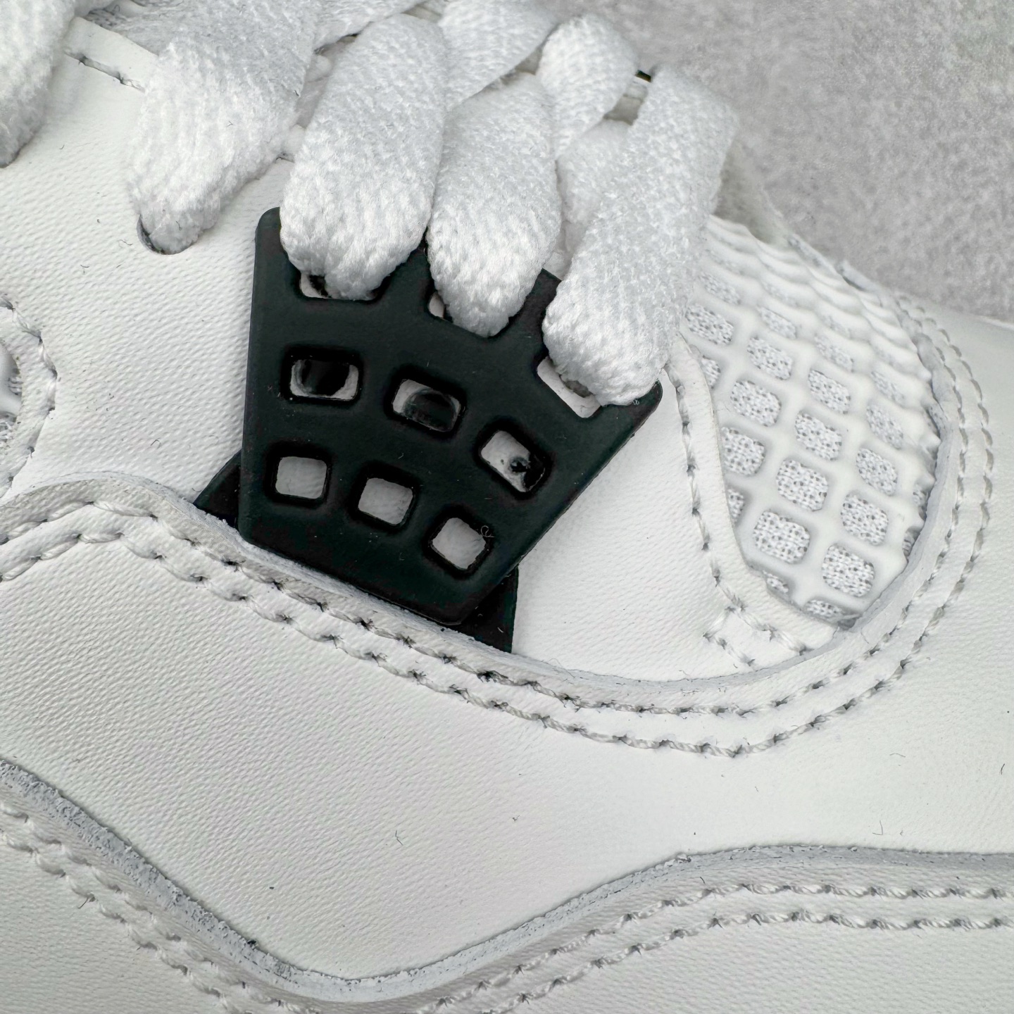 图片[17]-＃KZ神版 Air Jordan AJ4 Retro \\\”White Cement\\\” 白水泥 复刻2025版 FV5029-100 重点区分市面 唯一正确细节 后跟饰片中心位置有合模线 超弹硅胶材质 内层不织布补强 补强为硅胶提供更强耐久性 避免断裂 独家外贸特供尺码含 45.5 49.5 50.5 国内外口碑最好最推荐的产品 市场中端王者 亲自操刀耗时半年巨作 全套原纸板楦头开发 确保原汁原味 完美呈现四代版型 一比一鞋头弧度高度鞋身弧度 此版本只针对中端市场 皮料材质有所更替 其他数据细节工艺流程均保持一致 绝不口嗨 细节品控鞋型随意秒杀市面3XX 4XX 原厂TPU网格鞋带扣 正确内里网布 菱角分明不变形无多余毛边 柔软性质感一致于原鞋 市场唯一原厂鞋扣模具 背面可见隐藏注塑口 原厂织唛标 原厂飞人电绣工艺 尾指中部跳三针 独家绑鞋带手法 印刷中底布 四线拉帮 米色美纹纸贴合固定 进口港宝加持 后跟自然饱满 全鞋荧光划线卡点 追求极致完美 每一双都是工艺品 多重QC质检 超越公司货的品控标准 实实在在的免检产品 尺码：40 40.5 41 42 42.5 43 44 44.5 45 45.5 46 47.5 48.5 49.5 50.5-选品中心