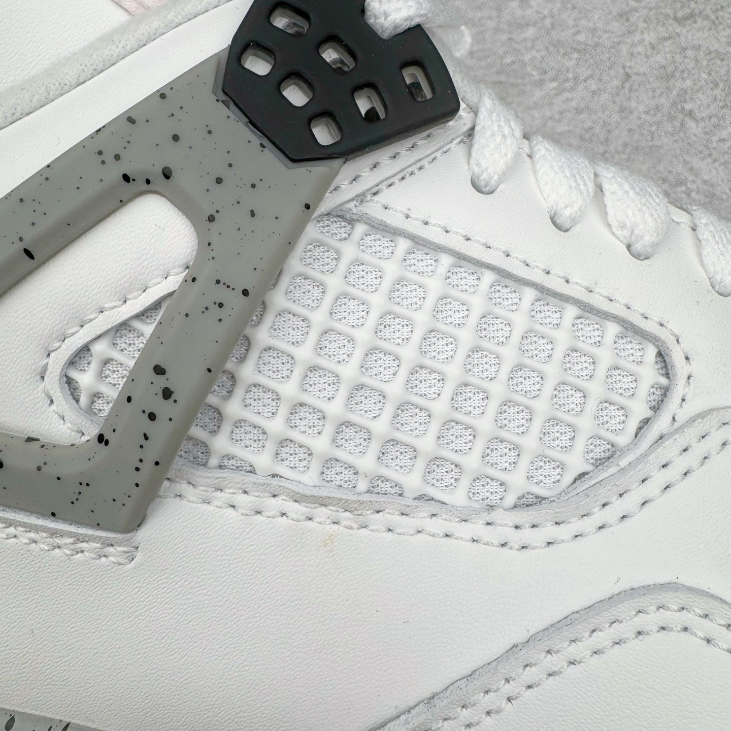 图片[18]-＃KZ神版 Air Jordan AJ4 Retro \\\”White Cement\\\” 白水泥 复刻2025版 FV5029-100 重点区分市面 唯一正确细节 后跟饰片中心位置有合模线 超弹硅胶材质 内层不织布补强 补强为硅胶提供更强耐久性 避免断裂 独家外贸特供尺码含 45.5 49.5 50.5 国内外口碑最好最推荐的产品 市场中端王者 亲自操刀耗时半年巨作 全套原纸板楦头开发 确保原汁原味 完美呈现四代版型 一比一鞋头弧度高度鞋身弧度 此版本只针对中端市场 皮料材质有所更替 其他数据细节工艺流程均保持一致 绝不口嗨 细节品控鞋型随意秒杀市面3XX 4XX 原厂TPU网格鞋带扣 正确内里网布 菱角分明不变形无多余毛边 柔软性质感一致于原鞋 市场唯一原厂鞋扣模具 背面可见隐藏注塑口 原厂织唛标 原厂飞人电绣工艺 尾指中部跳三针 独家绑鞋带手法 印刷中底布 四线拉帮 米色美纹纸贴合固定 进口港宝加持 后跟自然饱满 全鞋荧光划线卡点 追求极致完美 每一双都是工艺品 多重QC质检 超越公司货的品控标准 实实在在的免检产品 尺码：40 40.5 41 42 42.5 43 44 44.5 45 45.5 46 47.5 48.5 49.5 50.5-选品中心
