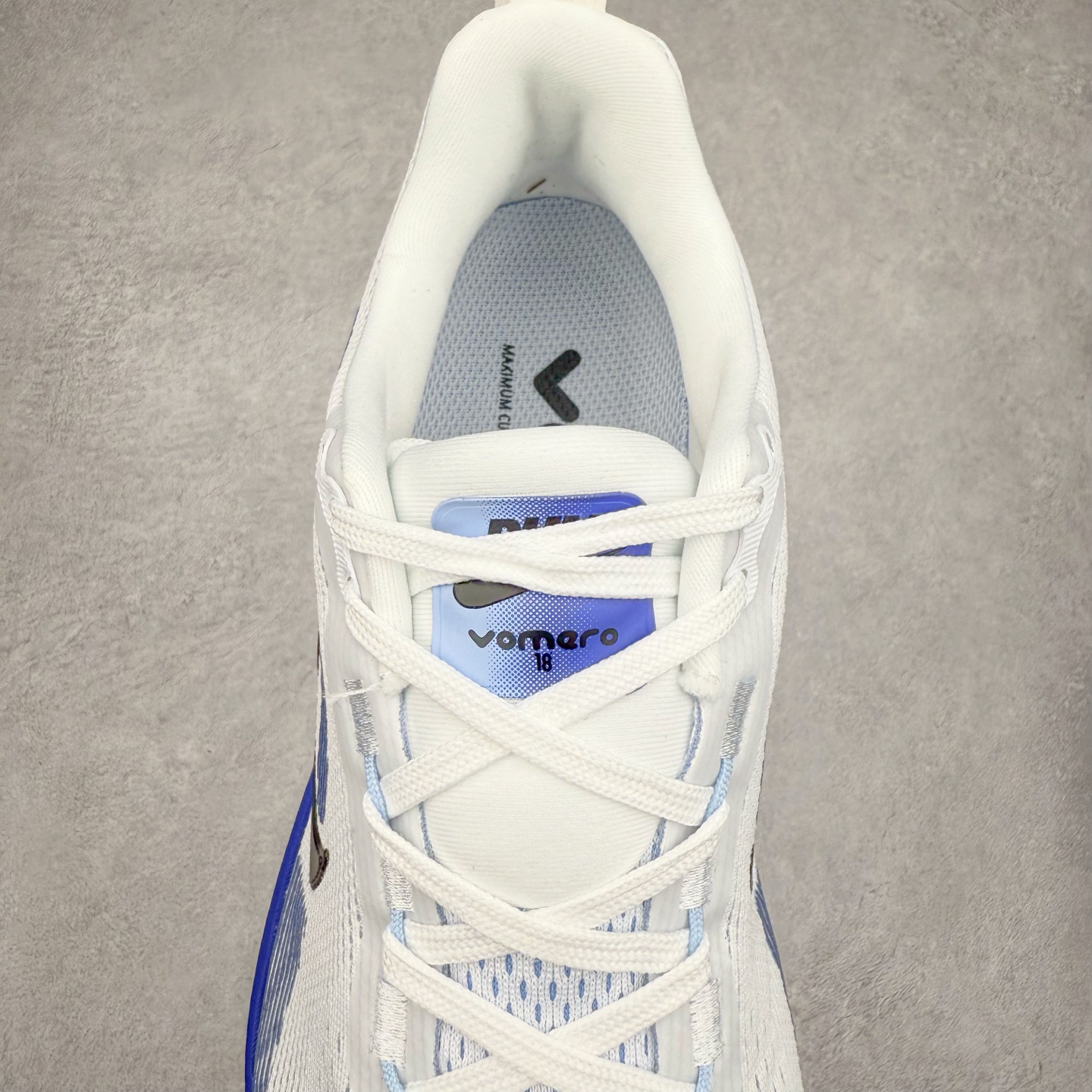 图片[5]-NK Air Zoom Vomero 18 轻便舒适公路跑步鞋 HM6803-104 质感柔软 弹力充沛 助力一路畅跑 乐享不停 厚实泡绵缔造舒适的回弹效果 铸就出色跑步表现 该鞋款轻盈透气 带你步入舒适新境界 疾速刺激感和非凡舒适脚感交织 定能让跑者在迈步间找到渴望已久的跑步乐趣 自如掌控跑步节奏、配速和里程 足底缓震配置赋予双足柔软舒适感受 助你一路畅跑 缓震设计 在双足触地时有助提供舒适脚感 搭载性能出众的 ZoomX 和 Cushlon 泡绵 营造柔软舒适脚感 助你稳稳迈步 基于跑者反馈 简化中底设计 带来出色舒适感 尺码：36 36.5 37.5 38 38.5 39 40 40.5 41 42 42.5 43 44 44.5 45-选品中心