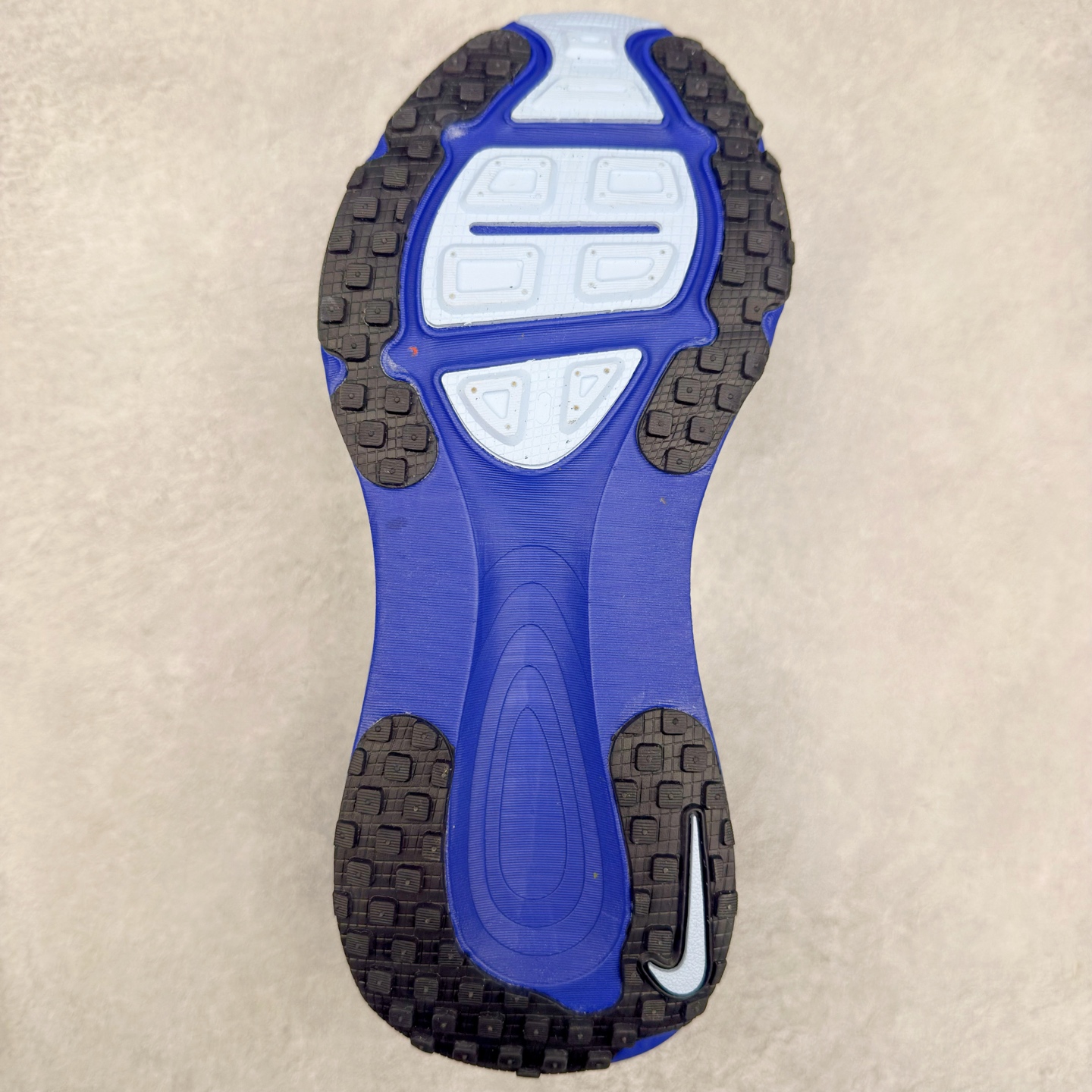 图片[9]-NK Air Zoom Vomero 18 轻便舒适公路跑步鞋 HM6803-104 质感柔软 弹力充沛 助力一路畅跑 乐享不停 厚实泡绵缔造舒适的回弹效果 铸就出色跑步表现 该鞋款轻盈透气 带你步入舒适新境界 疾速刺激感和非凡舒适脚感交织 定能让跑者在迈步间找到渴望已久的跑步乐趣 自如掌控跑步节奏、配速和里程 足底缓震配置赋予双足柔软舒适感受 助你一路畅跑 缓震设计 在双足触地时有助提供舒适脚感 搭载性能出众的 ZoomX 和 Cushlon 泡绵 营造柔软舒适脚感 助你稳稳迈步 基于跑者反馈 简化中底设计 带来出色舒适感 尺码：36 36.5 37.5 38 38.5 39 40 40.5 41 42 42.5 43 44 44.5 45-选品中心