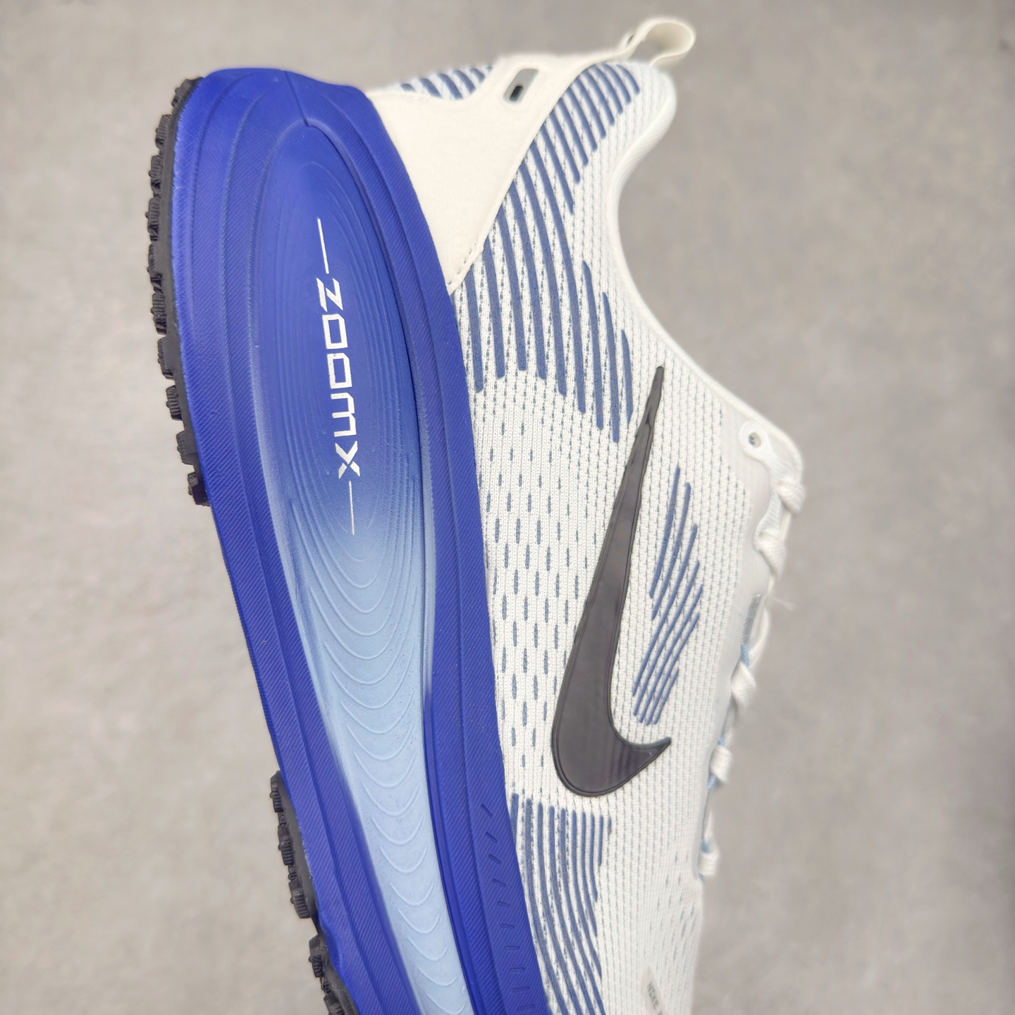 图片[6]-NK Air Zoom Vomero 18 轻便舒适公路跑步鞋 HM6803-104 质感柔软 弹力充沛 助力一路畅跑 乐享不停 厚实泡绵缔造舒适的回弹效果 铸就出色跑步表现 该鞋款轻盈透气 带你步入舒适新境界 疾速刺激感和非凡舒适脚感交织 定能让跑者在迈步间找到渴望已久的跑步乐趣 自如掌控跑步节奏、配速和里程 足底缓震配置赋予双足柔软舒适感受 助你一路畅跑 缓震设计 在双足触地时有助提供舒适脚感 搭载性能出众的 ZoomX 和 Cushlon 泡绵 营造柔软舒适脚感 助你稳稳迈步 基于跑者反馈 简化中底设计 带来出色舒适感 尺码：36 36.5 37.5 38 38.5 39 40 40.5 41 42 42.5 43 44 44.5 45-选品中心