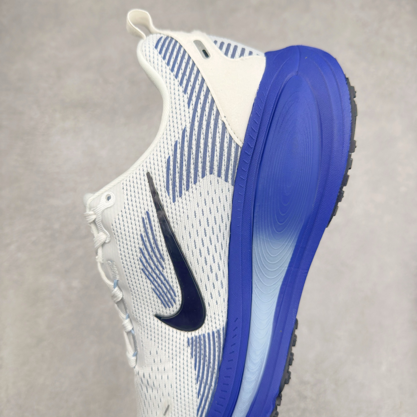 图片[7]-NK Air Zoom Vomero 18 轻便舒适公路跑步鞋 HM6803-104 质感柔软 弹力充沛 助力一路畅跑 乐享不停 厚实泡绵缔造舒适的回弹效果 铸就出色跑步表现 该鞋款轻盈透气 带你步入舒适新境界 疾速刺激感和非凡舒适脚感交织 定能让跑者在迈步间找到渴望已久的跑步乐趣 自如掌控跑步节奏、配速和里程 足底缓震配置赋予双足柔软舒适感受 助你一路畅跑 缓震设计 在双足触地时有助提供舒适脚感 搭载性能出众的 ZoomX 和 Cushlon 泡绵 营造柔软舒适脚感 助你稳稳迈步 基于跑者反馈 简化中底设计 带来出色舒适感 尺码：36 36.5 37.5 38 38.5 39 40 40.5 41 42 42.5 43 44 44.5 45-选品中心