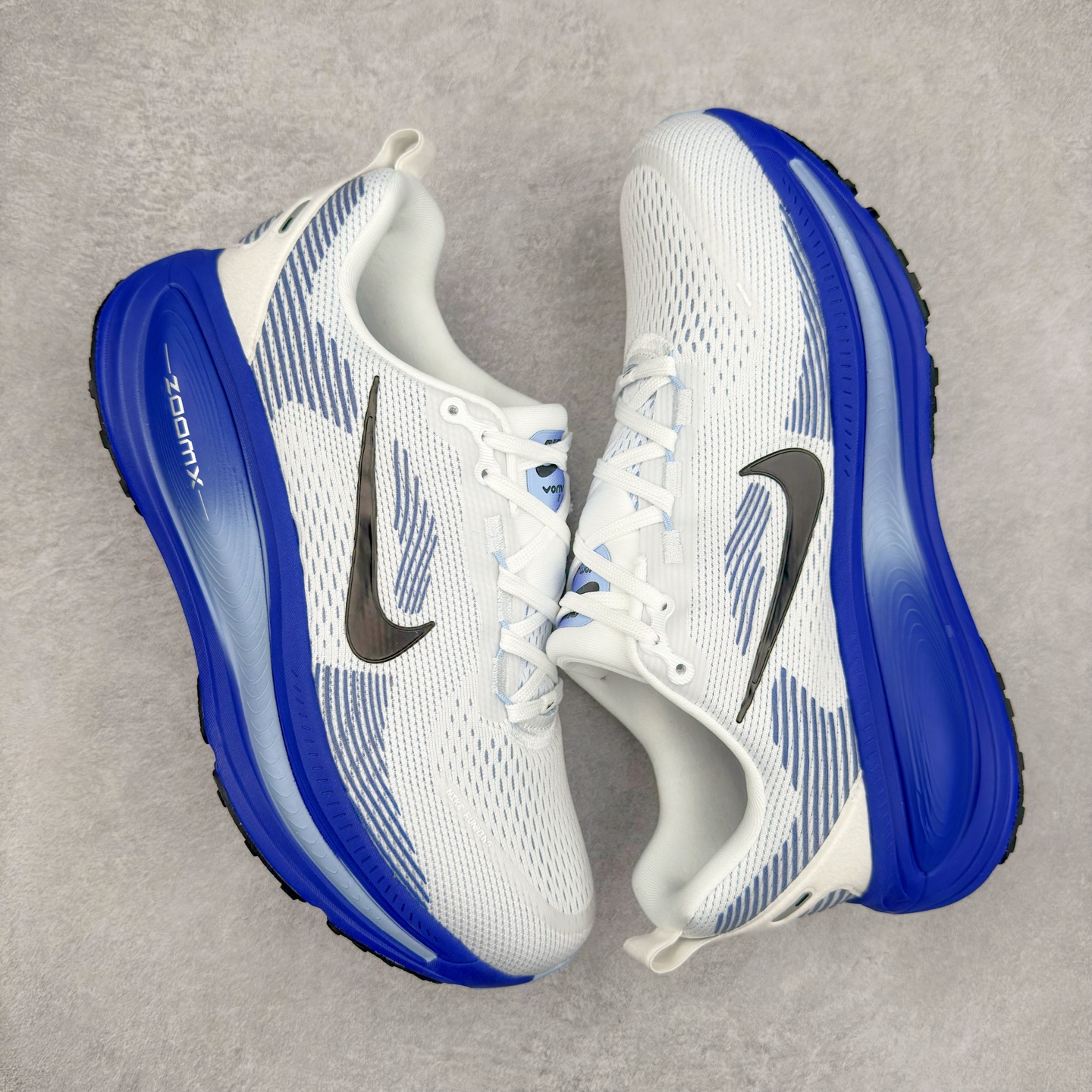 图片[3]-NK Air Zoom Vomero 18 轻便舒适公路跑步鞋 HM6803-104 质感柔软 弹力充沛 助力一路畅跑 乐享不停 厚实泡绵缔造舒适的回弹效果 铸就出色跑步表现 该鞋款轻盈透气 带你步入舒适新境界 疾速刺激感和非凡舒适脚感交织 定能让跑者在迈步间找到渴望已久的跑步乐趣 自如掌控跑步节奏、配速和里程 足底缓震配置赋予双足柔软舒适感受 助你一路畅跑 缓震设计 在双足触地时有助提供舒适脚感 搭载性能出众的 ZoomX 和 Cushlon 泡绵 营造柔软舒适脚感 助你稳稳迈步 基于跑者反馈 简化中底设计 带来出色舒适感 尺码：36 36.5 37.5 38 38.5 39 40 40.5 41 42 42.5 43 44 44.5 45-选品中心