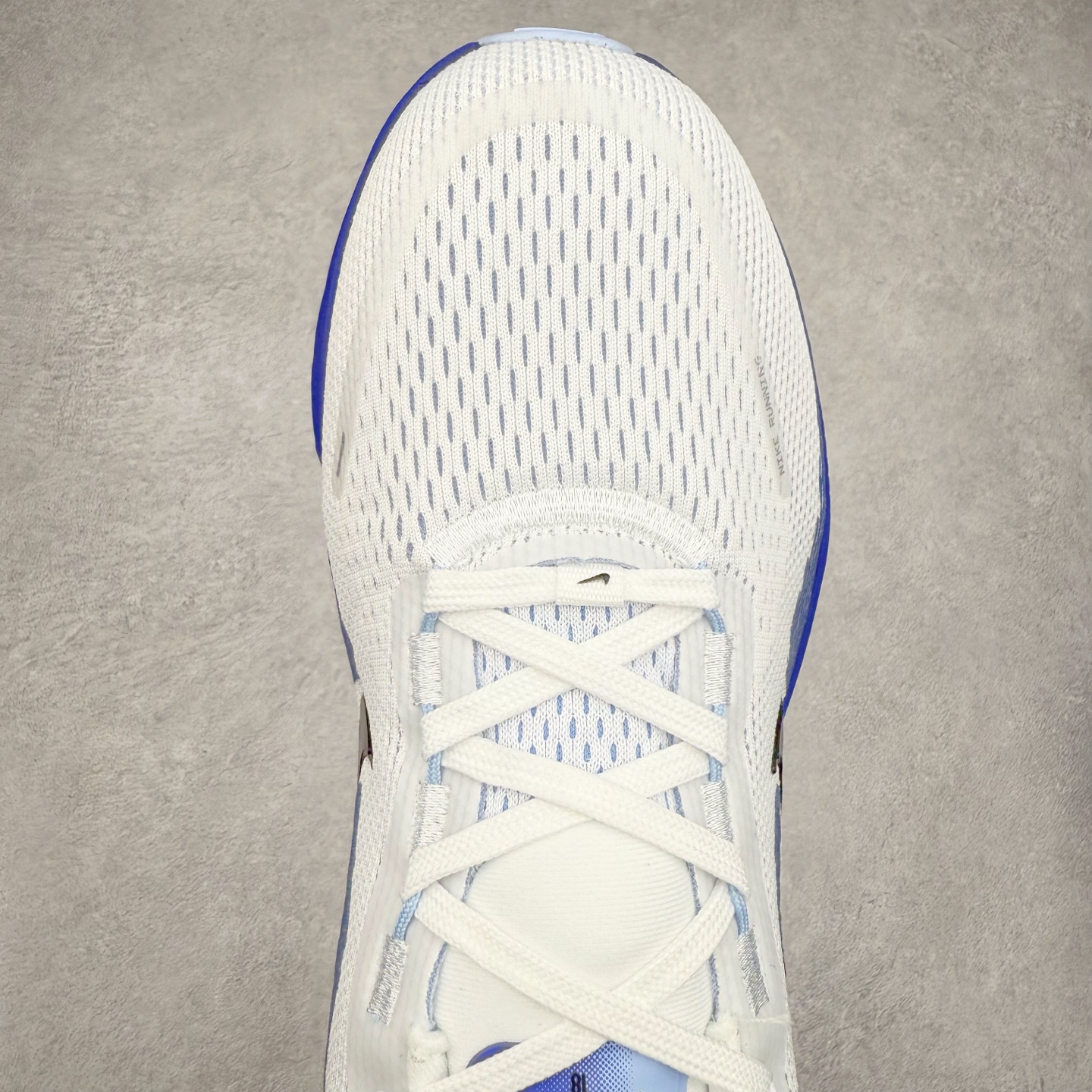 图片[4]-NK Air Zoom Vomero 18 轻便舒适公路跑步鞋 HM6803-104 质感柔软 弹力充沛 助力一路畅跑 乐享不停 厚实泡绵缔造舒适的回弹效果 铸就出色跑步表现 该鞋款轻盈透气 带你步入舒适新境界 疾速刺激感和非凡舒适脚感交织 定能让跑者在迈步间找到渴望已久的跑步乐趣 自如掌控跑步节奏、配速和里程 足底缓震配置赋予双足柔软舒适感受 助你一路畅跑 缓震设计 在双足触地时有助提供舒适脚感 搭载性能出众的 ZoomX 和 Cushlon 泡绵 营造柔软舒适脚感 助你稳稳迈步 基于跑者反馈 简化中底设计 带来出色舒适感 尺码：36 36.5 37.5 38 38.5 39 40 40.5 41 42 42.5 43 44 44.5 45-选品中心