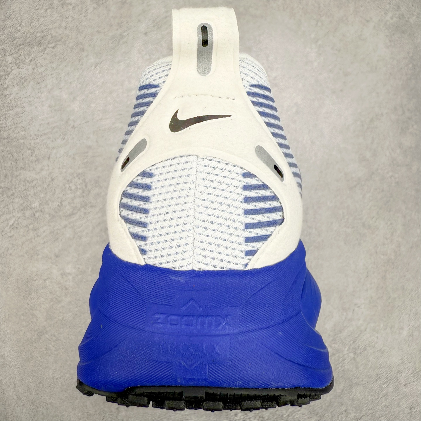 图片[8]-NK Air Zoom Vomero 18 轻便舒适公路跑步鞋 HM6803-104 质感柔软 弹力充沛 助力一路畅跑 乐享不停 厚实泡绵缔造舒适的回弹效果 铸就出色跑步表现 该鞋款轻盈透气 带你步入舒适新境界 疾速刺激感和非凡舒适脚感交织 定能让跑者在迈步间找到渴望已久的跑步乐趣 自如掌控跑步节奏、配速和里程 足底缓震配置赋予双足柔软舒适感受 助你一路畅跑 缓震设计 在双足触地时有助提供舒适脚感 搭载性能出众的 ZoomX 和 Cushlon 泡绵 营造柔软舒适脚感 助你稳稳迈步 基于跑者反馈 简化中底设计 带来出色舒适感 尺码：36 36.5 37.5 38 38.5 39 40 40.5 41 42 42.5 43 44 44.5 45-选品中心