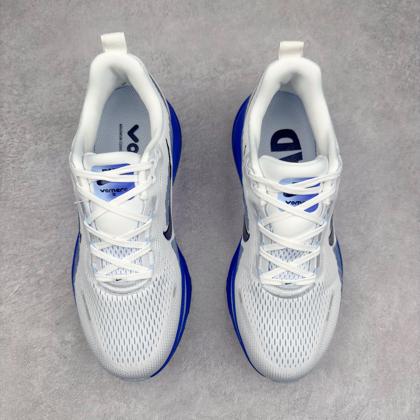 图片[2]-NK Air Zoom Vomero 18 轻便舒适公路跑步鞋 HM6803-104 质感柔软 弹力充沛 助力一路畅跑 乐享不停 厚实泡绵缔造舒适的回弹效果 铸就出色跑步表现 该鞋款轻盈透气 带你步入舒适新境界 疾速刺激感和非凡舒适脚感交织 定能让跑者在迈步间找到渴望已久的跑步乐趣 自如掌控跑步节奏、配速和里程 足底缓震配置赋予双足柔软舒适感受 助你一路畅跑 缓震设计 在双足触地时有助提供舒适脚感 搭载性能出众的 ZoomX 和 Cushlon 泡绵 营造柔软舒适脚感 助你稳稳迈步 基于跑者反馈 简化中底设计 带来出色舒适感 尺码：36 36.5 37.5 38 38.5 39 40 40.5 41 42 42.5 43 44 44.5 45-选品中心