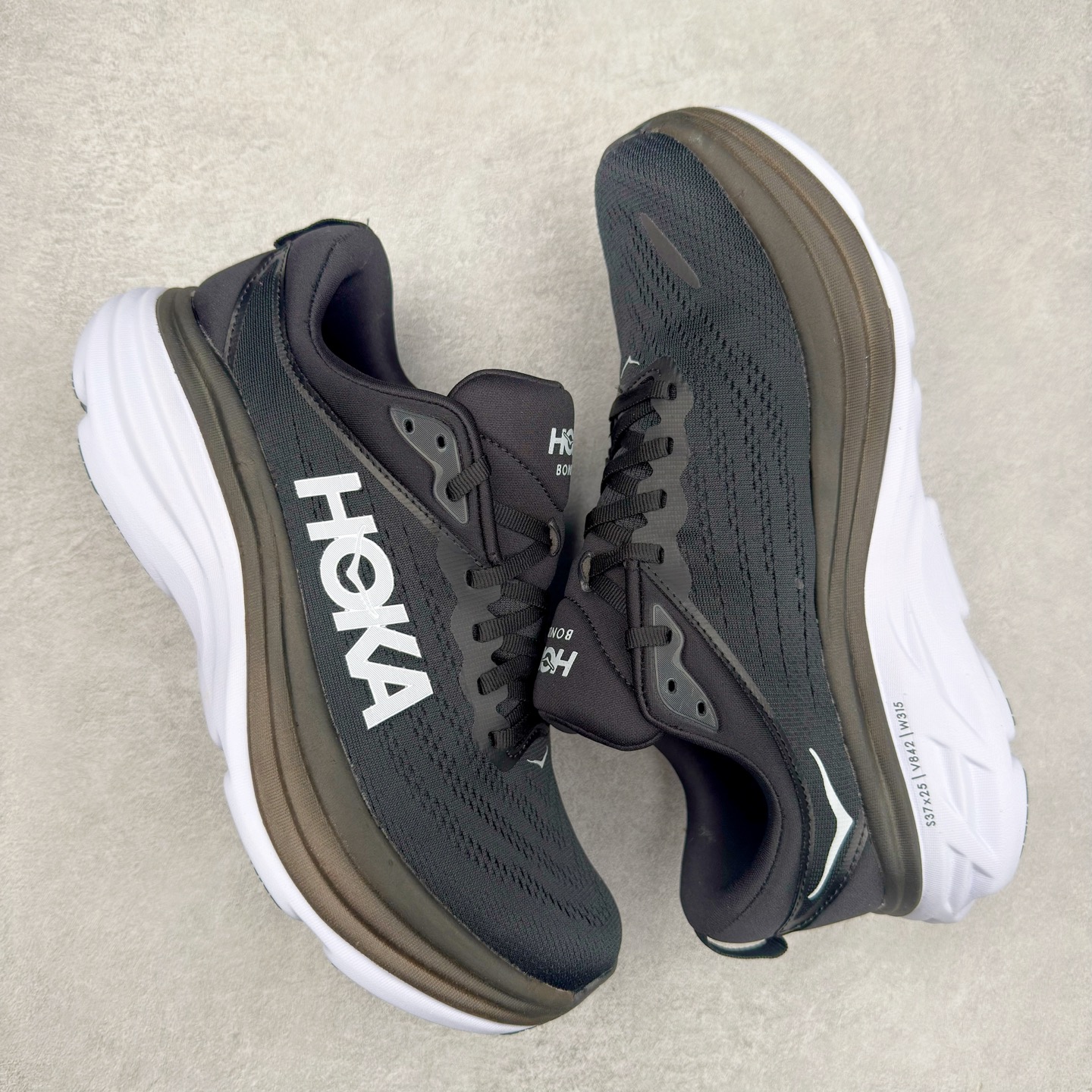 图片[3]-＃HK纯原 HOKA ONE ONE Bondi 8 邦代八代缓震网面耐磨低帮跑步鞋 原始的 Bondi 缓震和线条在这里 提供该特许经营权众所周知的柔软、平衡的乘坐体验 Bondi 使用加长的摇杆微调几何形状 以获得更大的加速度 同时由于采用碳纤维板 还可以提供更平稳的脚趾离地 尺码：36 36.5 37.5 38 38.5 39 40 40.5 41 42 42.5 43 44 44.5 45-选品中心