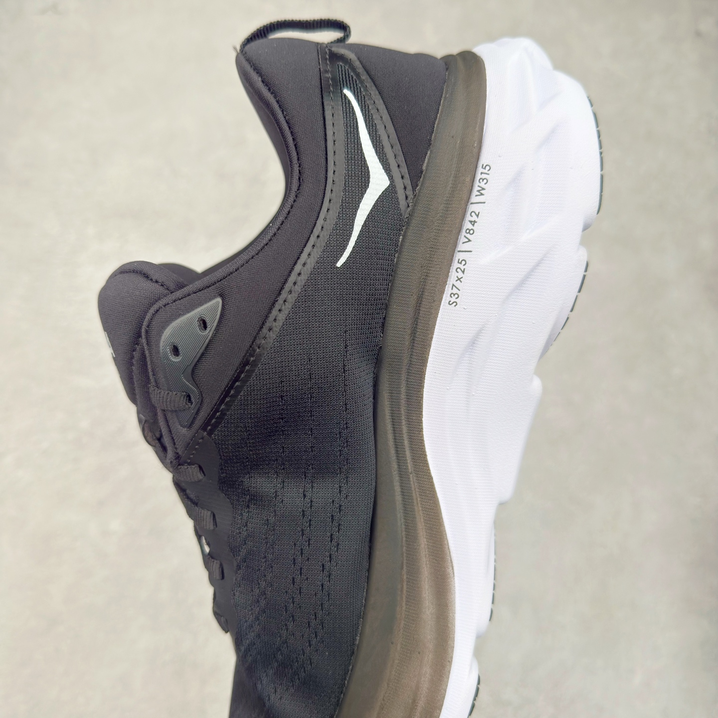 图片[7]-＃HK纯原 HOKA ONE ONE Bondi 8 邦代八代缓震网面耐磨低帮跑步鞋 原始的 Bondi 缓震和线条在这里 提供该特许经营权众所周知的柔软、平衡的乘坐体验 Bondi 使用加长的摇杆微调几何形状 以获得更大的加速度 同时由于采用碳纤维板 还可以提供更平稳的脚趾离地 尺码：36 36.5 37.5 38 38.5 39 40 40.5 41 42 42.5 43 44 44.5 45-选品中心