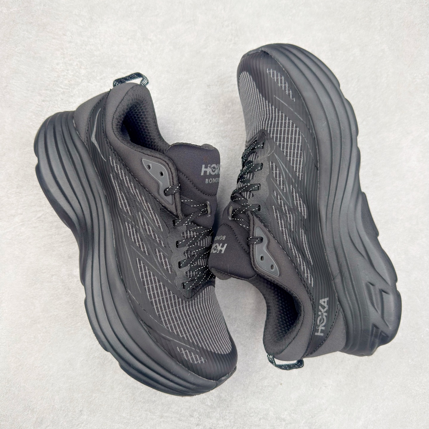 图片[3]-＃HK纯原 HOKA ONE ONE Bondi 8 邦代八代缓震网面耐磨低帮跑步鞋 原始的 Bondi 缓震和线条在这里 提供该特许经营权众所周知的柔软、平衡的乘坐体验 Bondi 使用加长的摇杆微调几何形状 以获得更大的加速度 同时由于采用碳纤维板 还可以提供更平稳的脚趾离地 尺码：36 36.5 37.5 38 38.5 39 40 40.5 41 42 42.5 43 44 44.5 45-选品中心