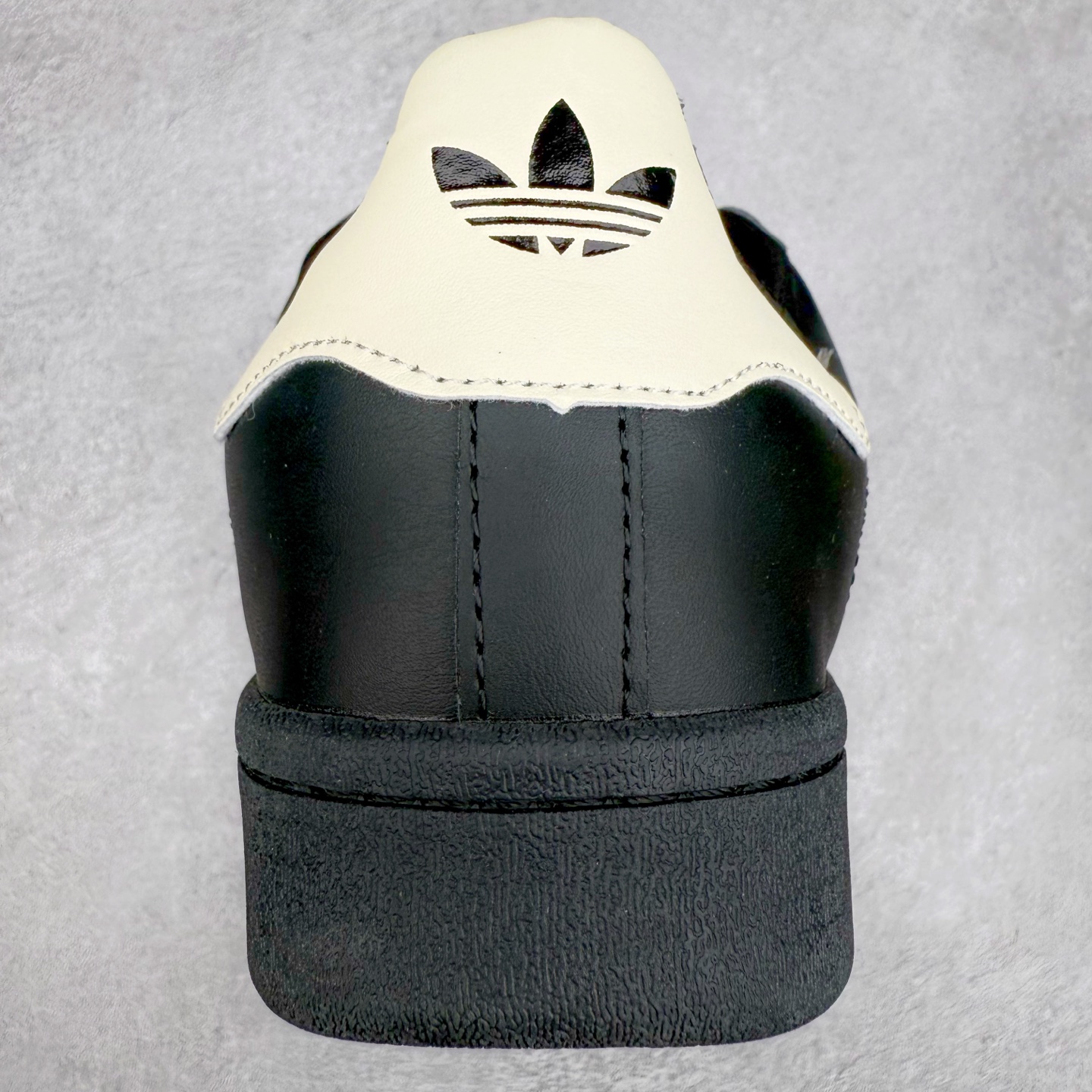 图片[8]-AD Originals Superstar 经典复古贝壳头板鞋 JI4267 诞生于1969年 是第一双将全皮面鞋 身与橡胶鞋头结合在一起的低帮篮球鞋 Superstar最开始 是作为高帮篮球鞋Pro Model的低帮版本而出现的 但因为其独特和醒目的橡胶鞋头造型而让大家熟知 被大家形象地称为\\\”shelltoe\\\”贝壳头 在70年代的美国职业篮球场上 接近3/4的NBA球员都将这双Superstar作为场上用鞋 80年代之后 经过不断的改良和发展 Superstar逐渐成为横跨时装、音乐、街头文化、休闲和运动等各大领域的时尚潮鞋 尺码：36 36.5 37 38 38.5 39 40 40.5 41 42 42.5 43 44 44.5 45-选品中心