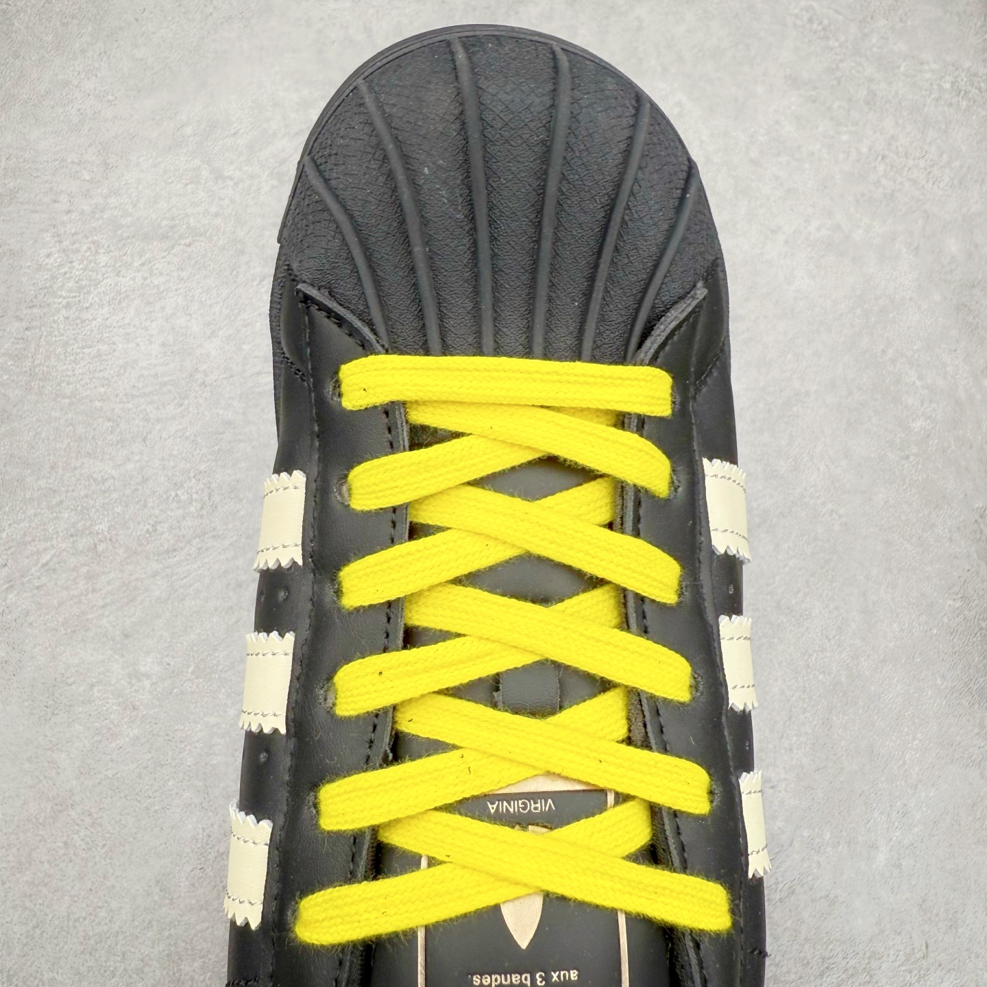 图片[4]-AD Originals Superstar 经典复古贝壳头板鞋 JI4267 诞生于1969年 是第一双将全皮面鞋 身与橡胶鞋头结合在一起的低帮篮球鞋 Superstar最开始 是作为高帮篮球鞋Pro Model的低帮版本而出现的 但因为其独特和醒目的橡胶鞋头造型而让大家熟知 被大家形象地称为\\\”shelltoe\\\”贝壳头 在70年代的美国职业篮球场上 接近3/4的NBA球员都将这双Superstar作为场上用鞋 80年代之后 经过不断的改良和发展 Superstar逐渐成为横跨时装、音乐、街头文化、休闲和运动等各大领域的时尚潮鞋 尺码：36 36.5 37 38 38.5 39 40 40.5 41 42 42.5 43 44 44.5 45-选品中心