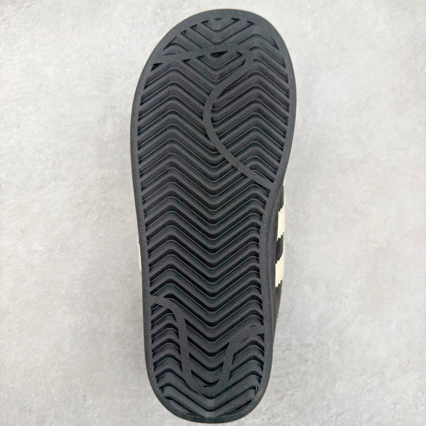 图片[9]-AD Originals Superstar 经典复古贝壳头板鞋 JI4267 诞生于1969年 是第一双将全皮面鞋 身与橡胶鞋头结合在一起的低帮篮球鞋 Superstar最开始 是作为高帮篮球鞋Pro Model的低帮版本而出现的 但因为其独特和醒目的橡胶鞋头造型而让大家熟知 被大家形象地称为\\\”shelltoe\\\”贝壳头 在70年代的美国职业篮球场上 接近3/4的NBA球员都将这双Superstar作为场上用鞋 80年代之后 经过不断的改良和发展 Superstar逐渐成为横跨时装、音乐、街头文化、休闲和运动等各大领域的时尚潮鞋 尺码：36 36.5 37 38 38.5 39 40 40.5 41 42 42.5 43 44 44.5 45-选品中心