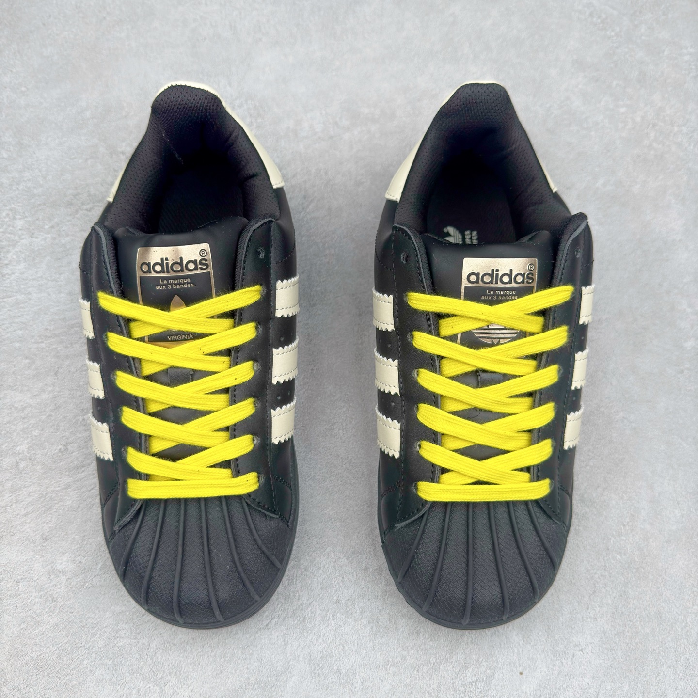 图片[2]-AD Originals Superstar 经典复古贝壳头板鞋 JI4267 诞生于1969年 是第一双将全皮面鞋 身与橡胶鞋头结合在一起的低帮篮球鞋 Superstar最开始 是作为高帮篮球鞋Pro Model的低帮版本而出现的 但因为其独特和醒目的橡胶鞋头造型而让大家熟知 被大家形象地称为\\\”shelltoe\\\”贝壳头 在70年代的美国职业篮球场上 接近3/4的NBA球员都将这双Superstar作为场上用鞋 80年代之后 经过不断的改良和发展 Superstar逐渐成为横跨时装、音乐、街头文化、休闲和运动等各大领域的时尚潮鞋 尺码：36 36.5 37 38 38.5 39 40 40.5 41 42 42.5 43 44 44.5 45-选品中心