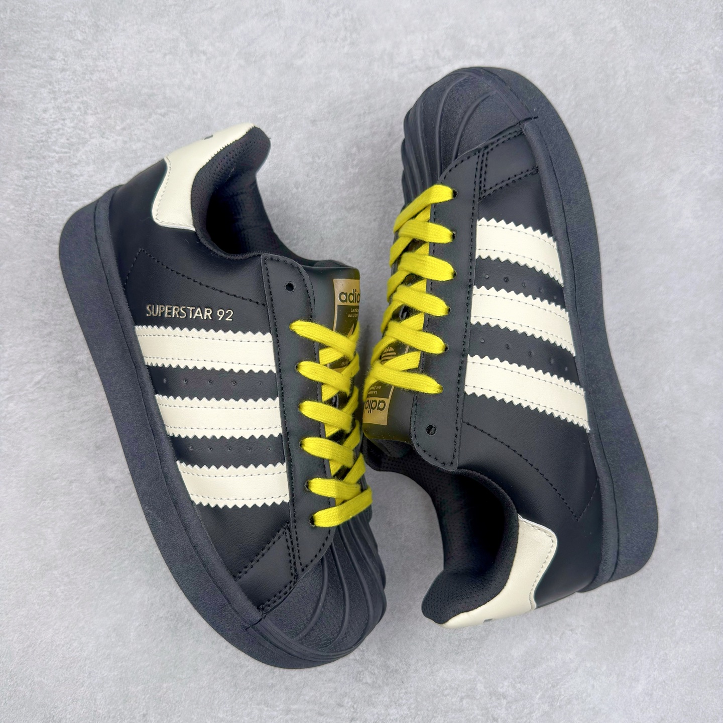 图片[3]-AD Originals Superstar 经典复古贝壳头板鞋 JI4267 诞生于1969年 是第一双将全皮面鞋 身与橡胶鞋头结合在一起的低帮篮球鞋 Superstar最开始 是作为高帮篮球鞋Pro Model的低帮版本而出现的 但因为其独特和醒目的橡胶鞋头造型而让大家熟知 被大家形象地称为\\\”shelltoe\\\”贝壳头 在70年代的美国职业篮球场上 接近3/4的NBA球员都将这双Superstar作为场上用鞋 80年代之后 经过不断的改良和发展 Superstar逐渐成为横跨时装、音乐、街头文化、休闲和运动等各大领域的时尚潮鞋 尺码：36 36.5 37 38 38.5 39 40 40.5 41 42 42.5 43 44 44.5 45-选品中心